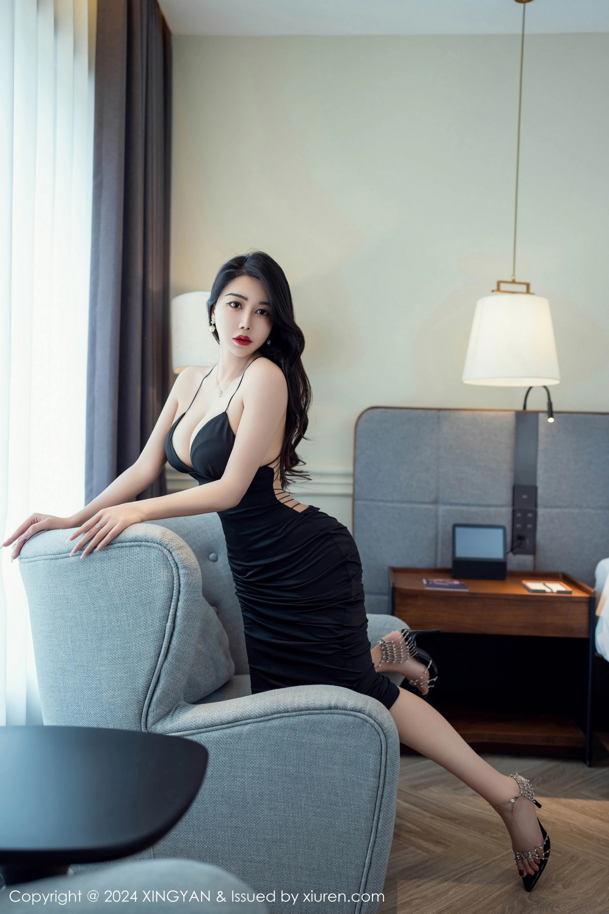 [XINGYAN星颜社]VOL.240_模特李若汐性感黑色吊带长裙配超薄黑丝秀丰腴惹火身材诱惑写真77PXiuren秀人写真高清美女套图写真下载-看套图看套图