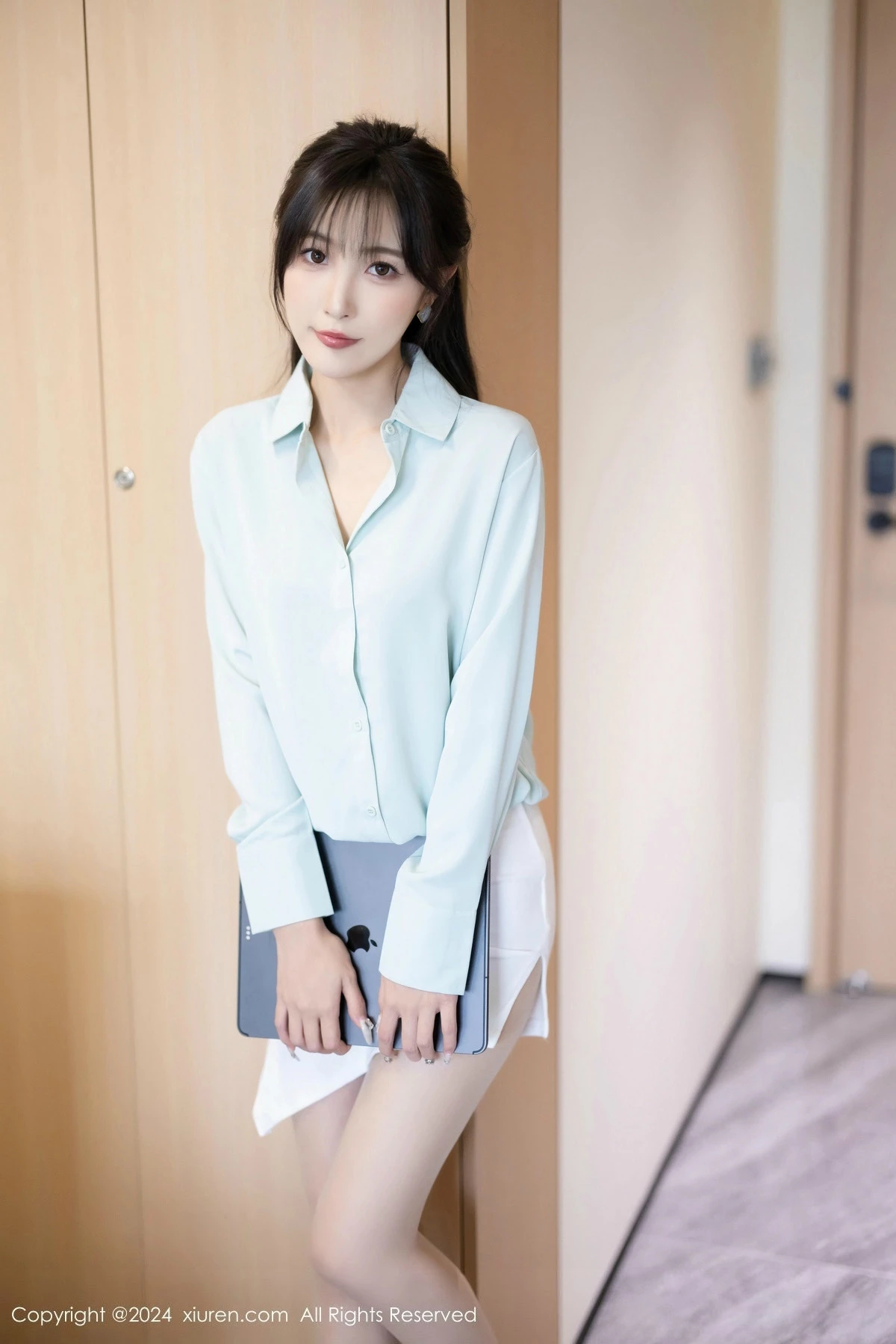 [XiuRen秀人网]No.8589_模特林星阑性感浅绿衬衫配白短裙露超薄肉丝秀曼妙身姿诱惑写真86PXiuren秀人写真高清美女套图写真下载-看套图看套图