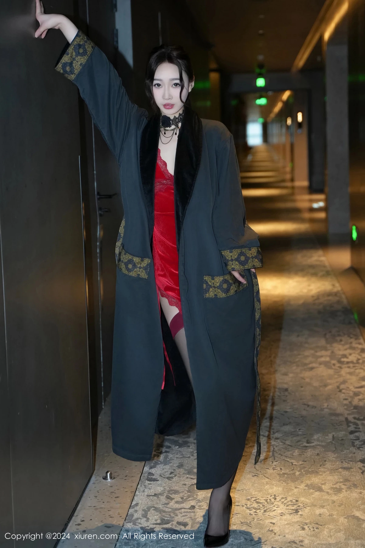 [XiuRen秀人网]No.8547_模特软糖爱喝奶性感红色吊带短裙配黑丝吊袜秀曼妙身姿诱惑写真73PXiuren秀人写真高清美女套图写真下载-看套图看套图