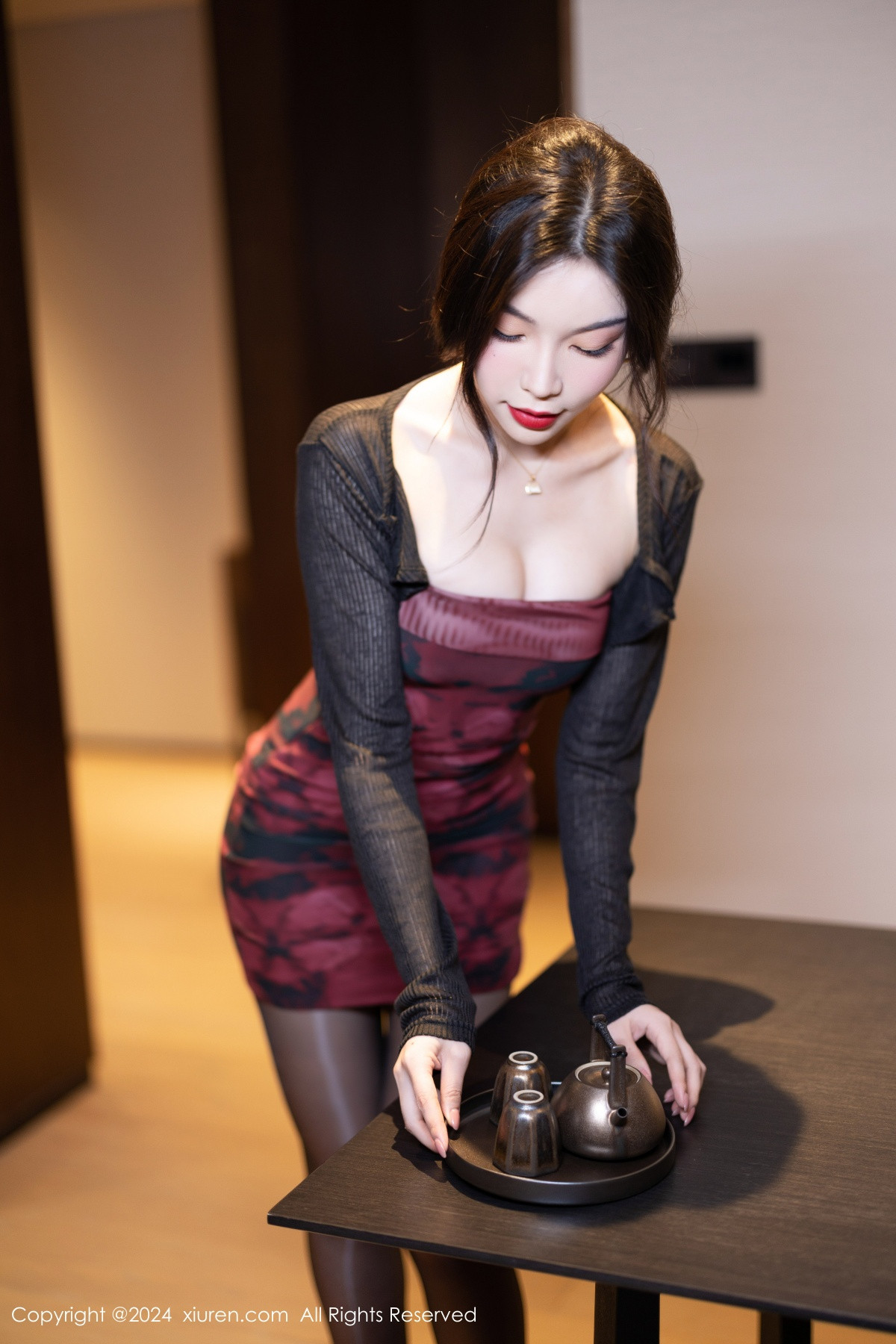 [XiuRen秀人网]No.8664_女神徐莉芝Booty性感浅红色连衣短裙配闪亮黑丝秀美腿诱惑写真88PXiuren秀人写真高清美女套图写真下载-看套图看套图