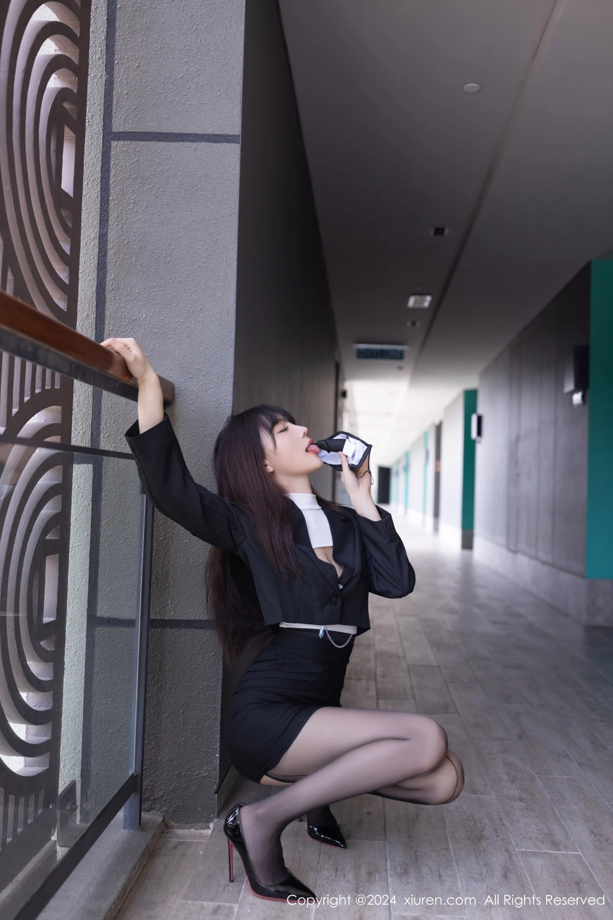 [XiuRen秀人网]No.8627_模特陆萱萱性感白色露胸服饰配黑丝吊袜秀完美身材迷人诱惑写真80PXiuren秀人写真高清美女套图写真下载-看套图看套图