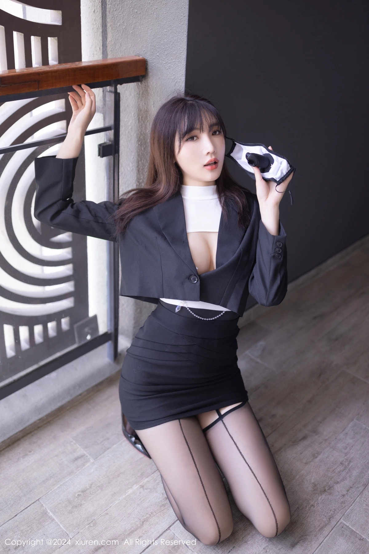 [XiuRen秀人网]No.8627_模特陆萱萱性感白色露胸服饰配黑丝吊袜秀完美身材迷人诱惑写真80PXiuren秀人写真高清美女套图写真下载-看套图看套图