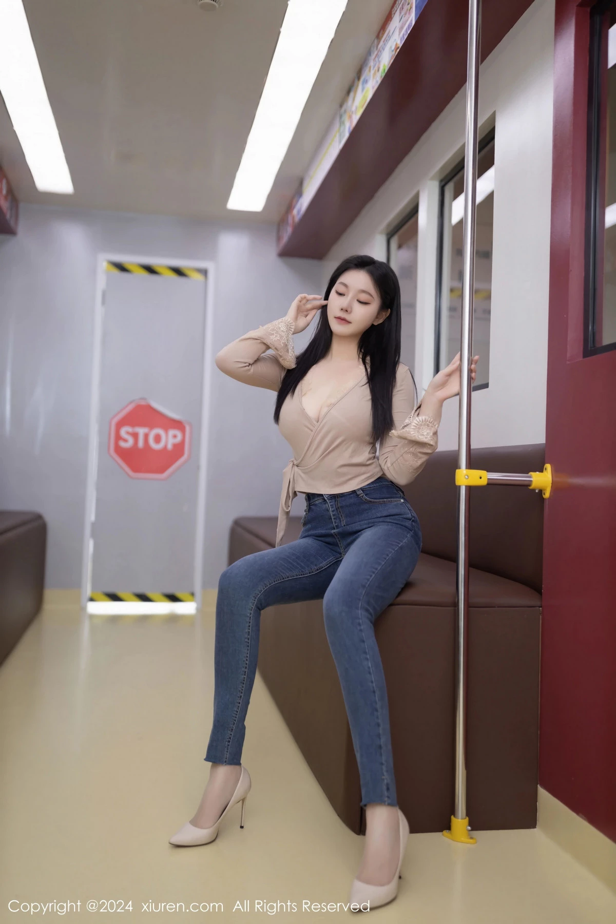 [XiuRen秀人网]No.8498_模特安然anran杏色上衣配牛仔裤露性感内衣超薄肉丝完美诱惑写真79PXiuren秀人写真高清美女套图写真下载-看套图看套图