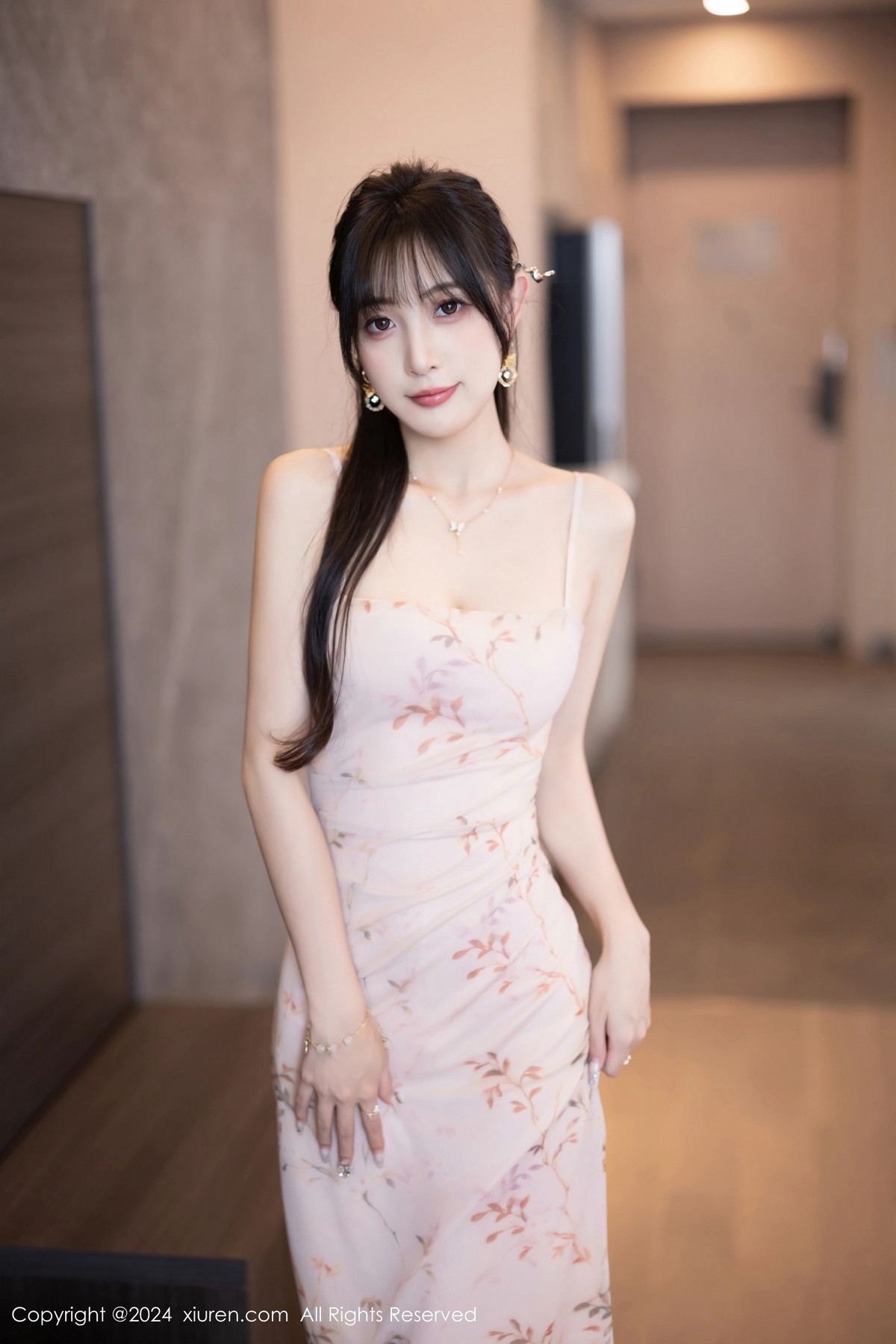 [XiuRen秀人网]No.8682_模特林星阑性感浅粉色连衣裙+灰色连体内衣秀曼妙身姿诱惑写真82PXiuren秀人写真高清美女套图写真下载-看套图看套图