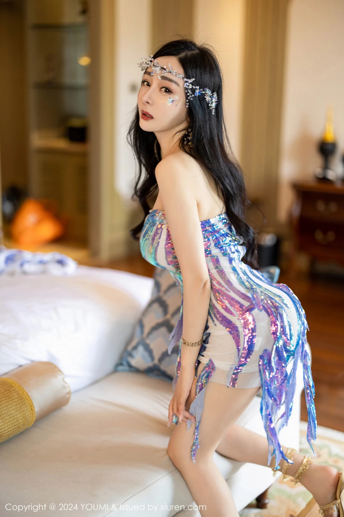 [YouMi尤蜜荟]Vol.1070_模特允爾居家性感紫色露肩连衣短裙配凉高跟秀丰满身材诱惑写真69PXiuren秀人写真高清美女套图写真下载-看套图看套图