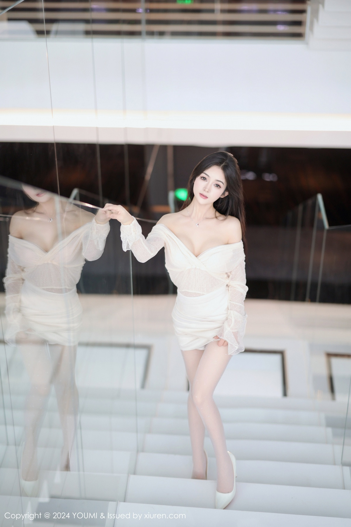 [YouMi尤蜜荟]Vol.1072_模特谭小灵性感浅色轻透上衣配短裙露白丝袜秀曼妙身姿诱惑写真96PXiuren秀人写真高清美女套图写真下载-看套图看套图