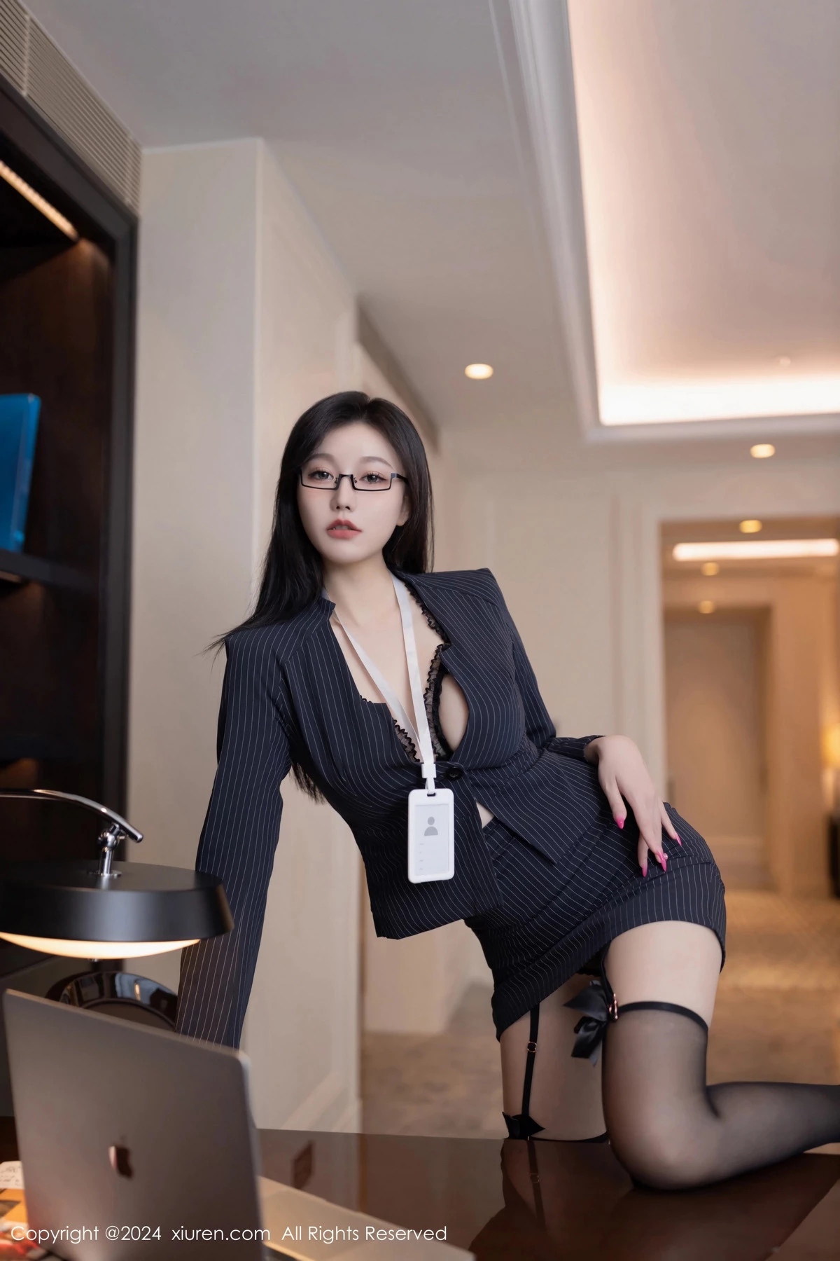 [XiuRen秀人网]No.8537_模特安然anran性感OL制服露黑色蕾丝内衣配黑丝袜惹火诱惑写真80PXiuren秀人写真高清美女套图写真下载-看套图看套图