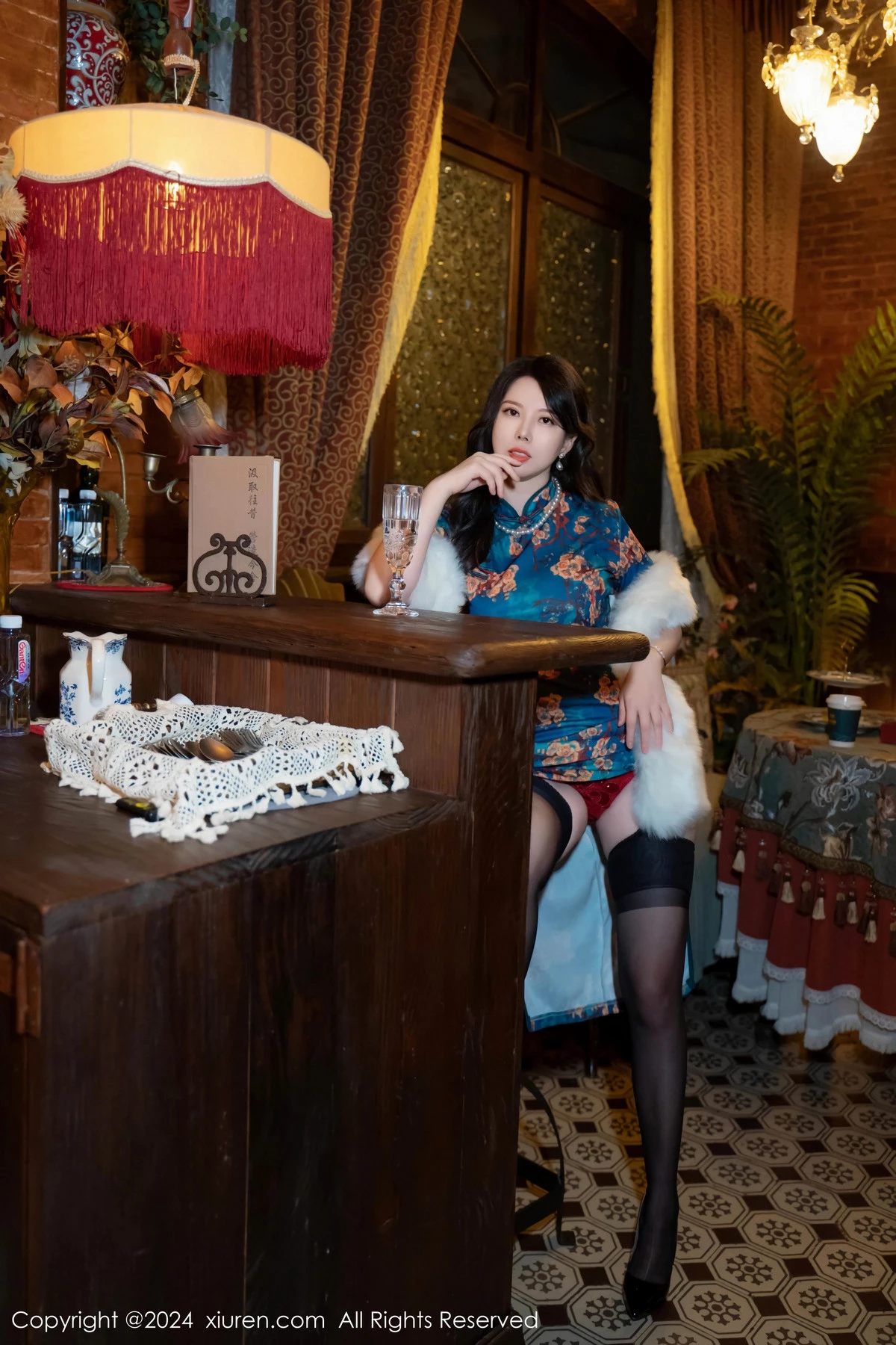 [XiuRen秀人网]No.8476_模特白茹雪性感深色旗袍露红色内衣配黑丝袜秀完美身材诱惑写真60PXiuren秀人写真高清美女套图写真下载-看套图看套图