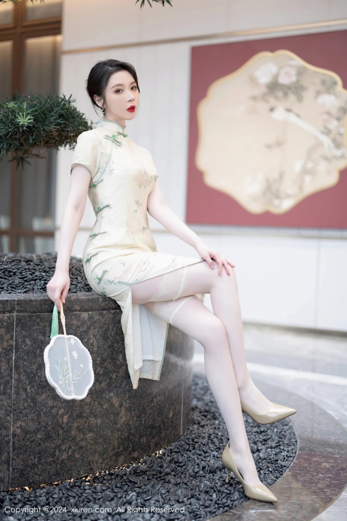 [XiuRen秀人网]No.8497_模特梦心玥性感浅黄色旗袍配肉丝吊袜秀高挑曼妙身姿诱惑写真83PXiuren秀人写真高清美女套图写真下载-看套图看套图