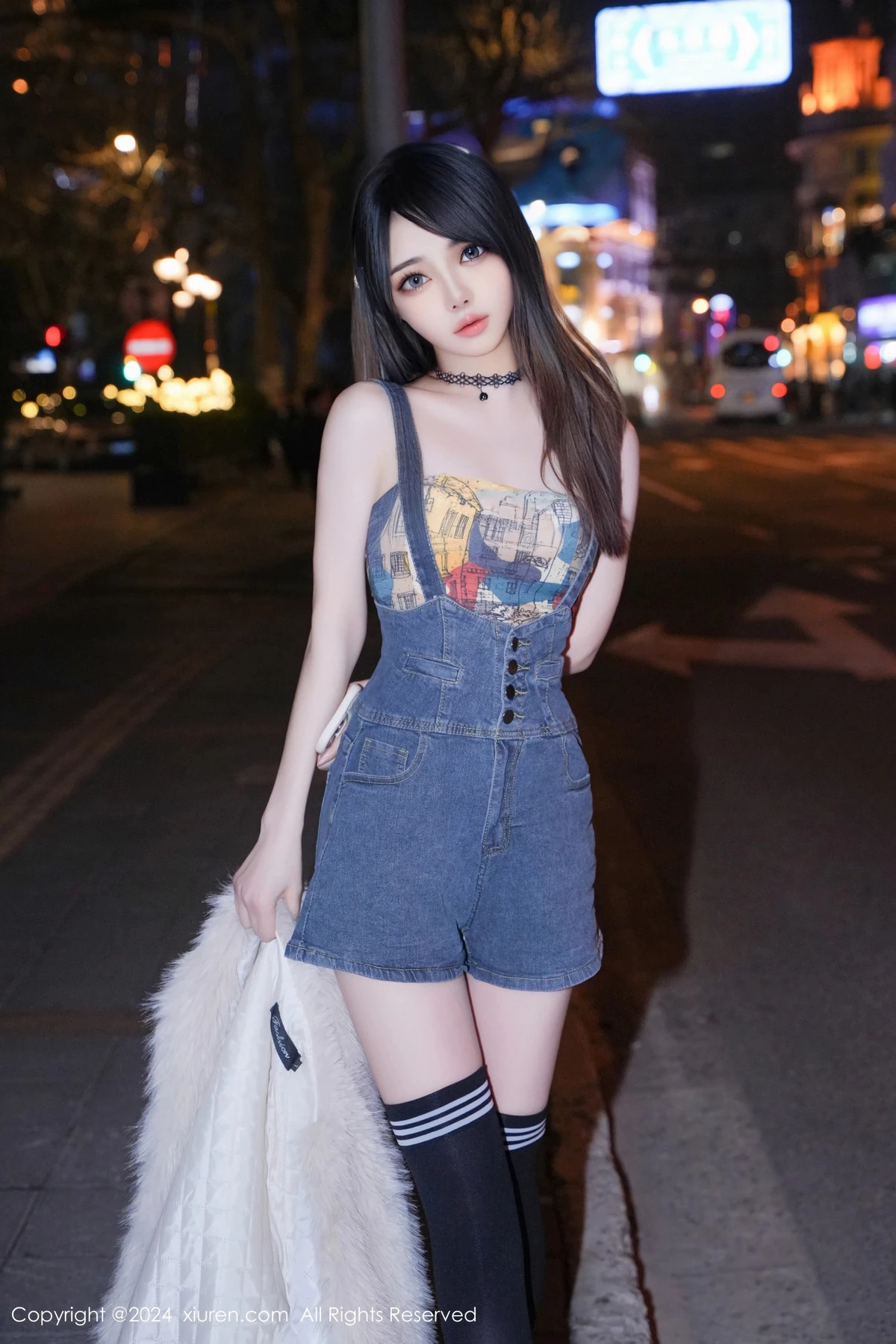 [XiuRen秀人网]No.8508_模特林月月性感抹胸牛仔背带服配黑色腿袜秀完美身材迷人写真63PXiuren秀人写真高清美女套图写真下载-看套图看套图