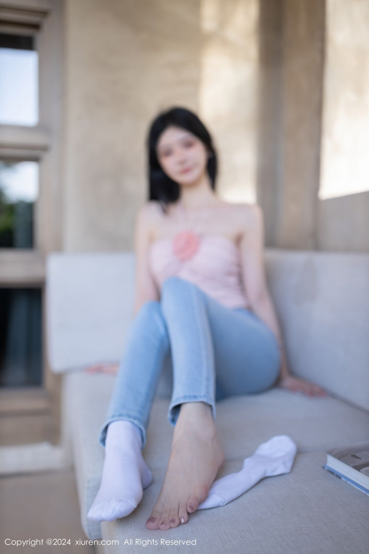 [XiuRen秀人网]No.8672_模特幼幼性感粉色上衣配蓝色牛仔裤半脱秀翘臀美腿撩人诱惑写真80PXiuren秀人写真高清美女套图写真下载-看套图看套图