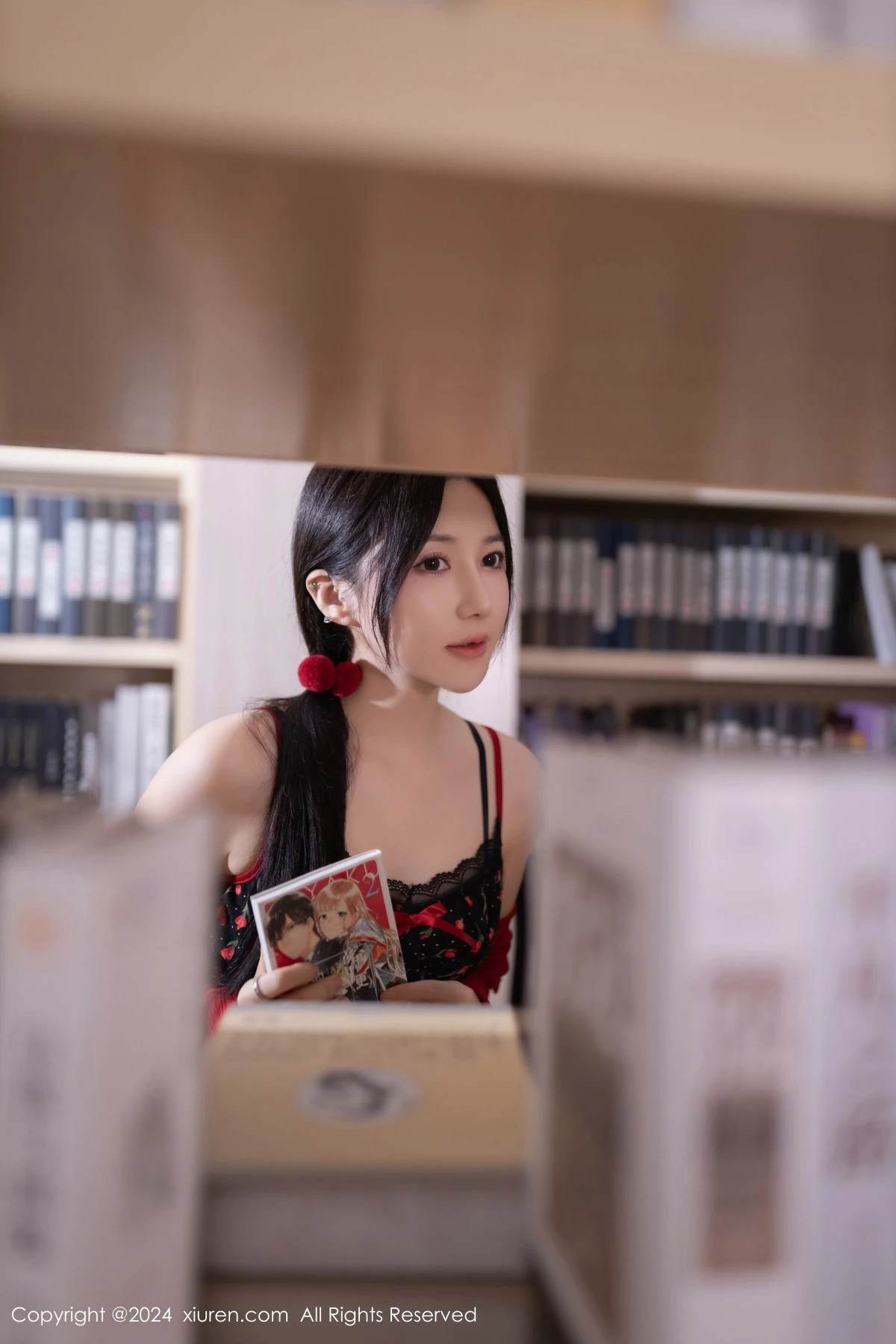 [XiuRen秀人网]No.8596_模特鱼子酱Fish图书馆场景花色吊带连衣短裙秀曼妙身姿诱惑写真81PXiuren秀人写真高清美女套图写真下载-看套图看套图