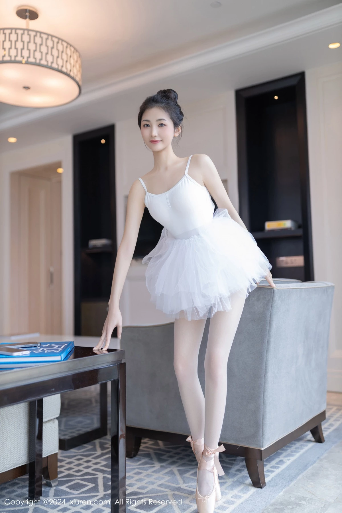 [XiuRen秀人网]No.8657_模特鱼尾fish私房性感白色芭蕾短裙配白丝袜秀美腿玉足迷人写真80PXiuren秀人写真高清美女套图写真下载-看套图看套图