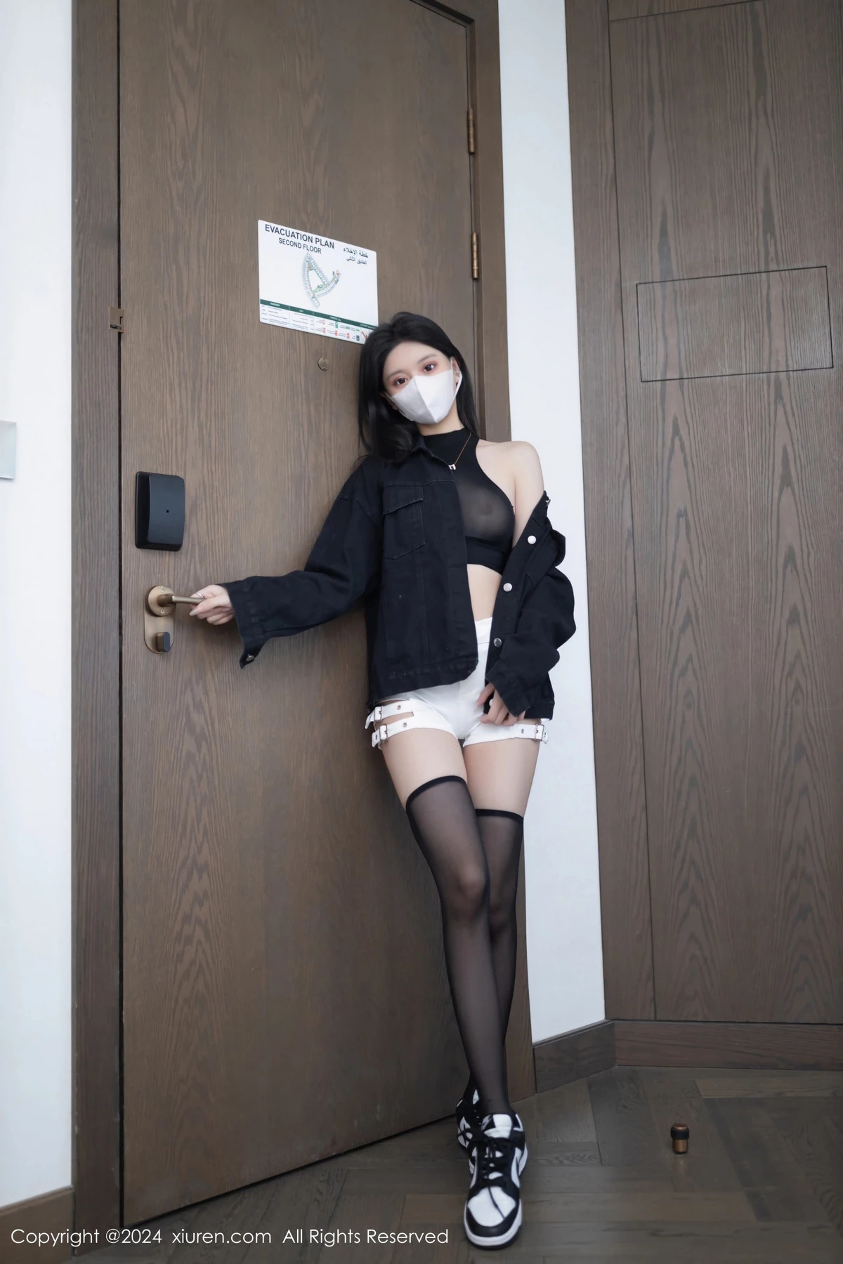 [XiuRen秀人网]No.8636_模特幼幼黑色外衣露性感黑色轻透内衣配黑丝袜秀美腿诱惑写真80PXiuren秀人写真高清美女套图写真下载-看套图看套图