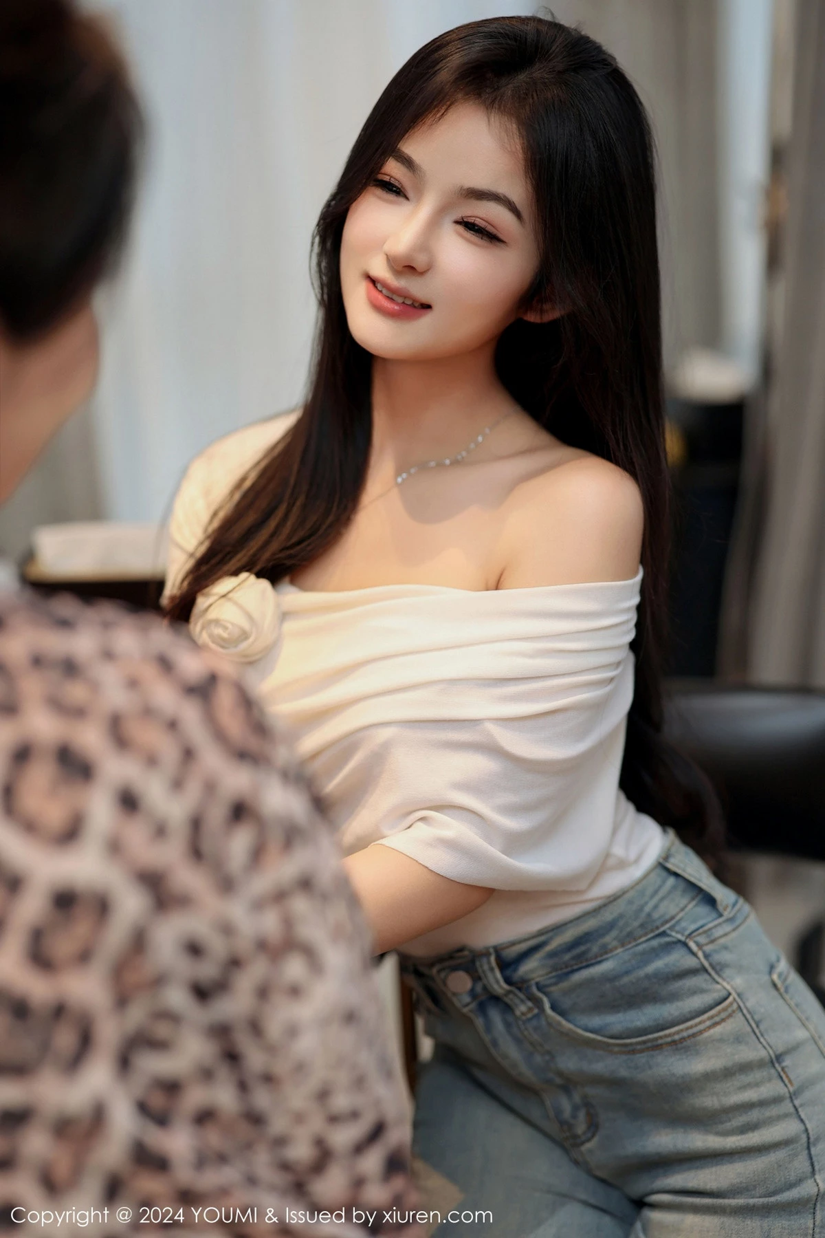 [YouMi尤蜜荟]Vol.1061_模特合集谭小灵私房性感白色上衣配牛仔裤秀曼妙身姿诱惑写真99PXiuren秀人写真高清美女套图写真下载-看套图看套图