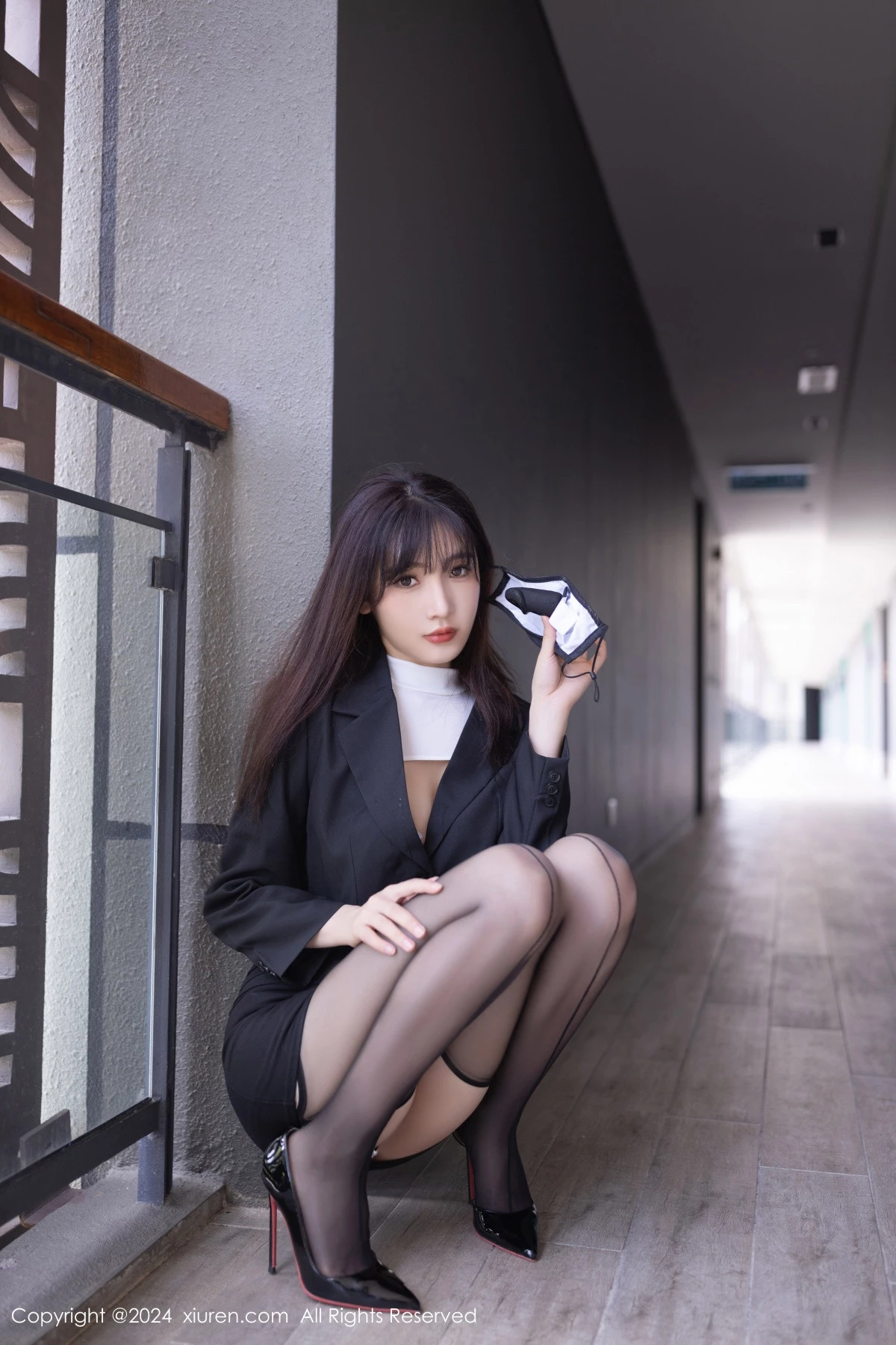 [XiuRen秀人网]No.8627_模特陆萱萱性感白色露胸服饰配黑丝吊袜秀完美身材迷人诱惑写真80PXiuren秀人写真高清美女套图写真下载-看套图看套图