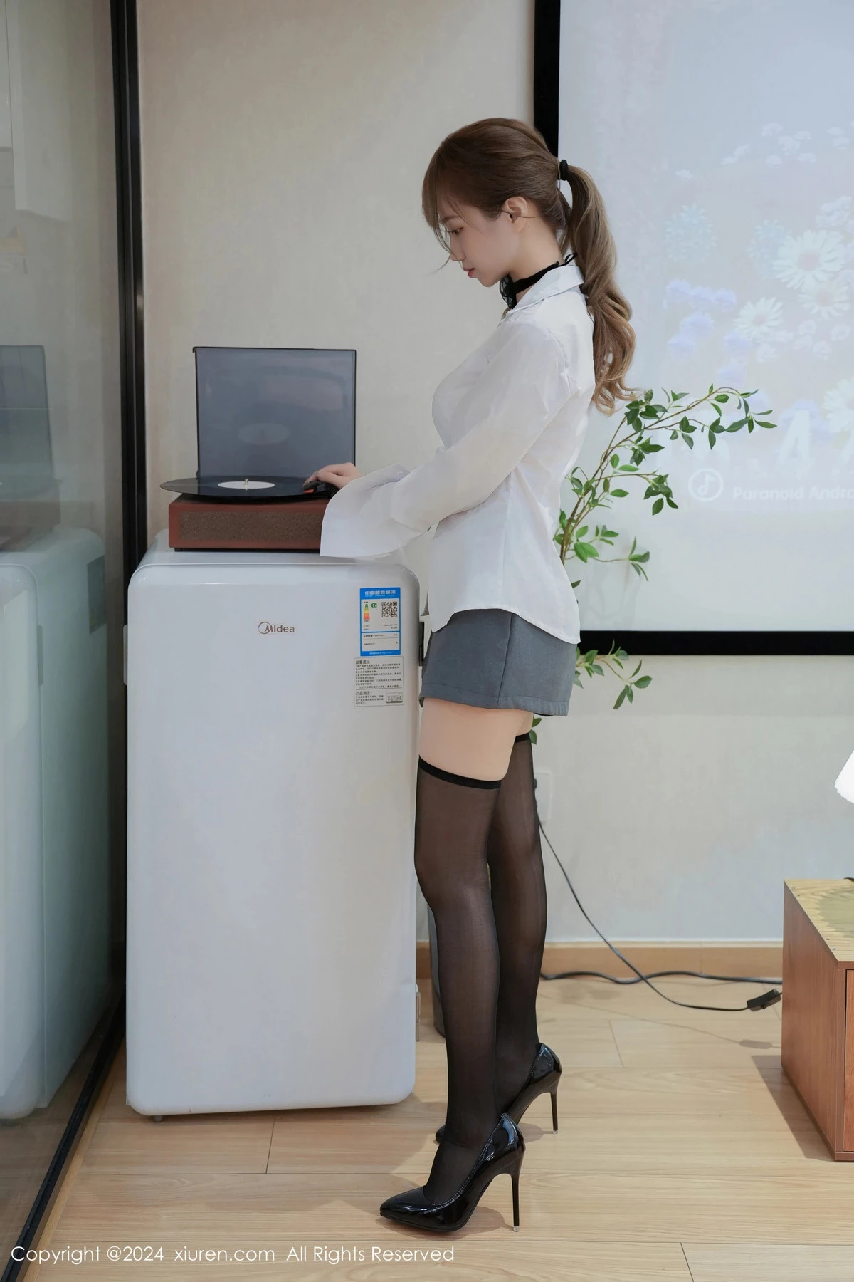 [XiuRen秀人网]No.8609_新人模特甜白酱性感白T配灰短裙露白色内衣秀柔美身姿诱惑写真84PXiuren秀人写真高清美女套图写真下载-看套图看套图