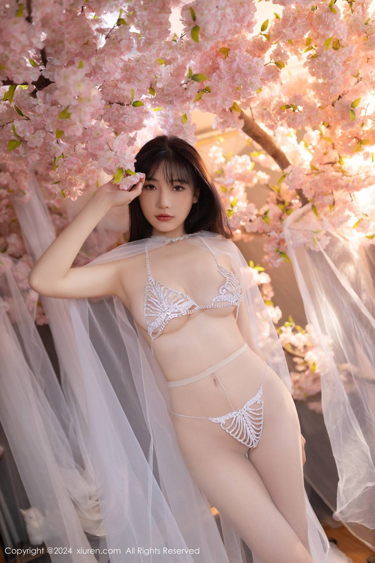 [XiuRen秀人网]No.8807_模特陆萱萱性感白色轻透网纱配白色珍珠内衣秀惹火身材诱惑写真80PXiuren秀人写真高清美女套图写真下载-看套图看套图