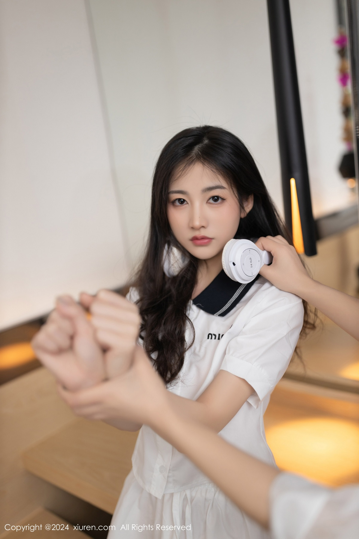 [XiuRen秀人网]No.8793_模特鱼尾fish性感白色短裙套装露粉色内衣秀曼妙身姿迷人写真80PXiuren秀人写真高清美女套图写真下载-看套图看套图