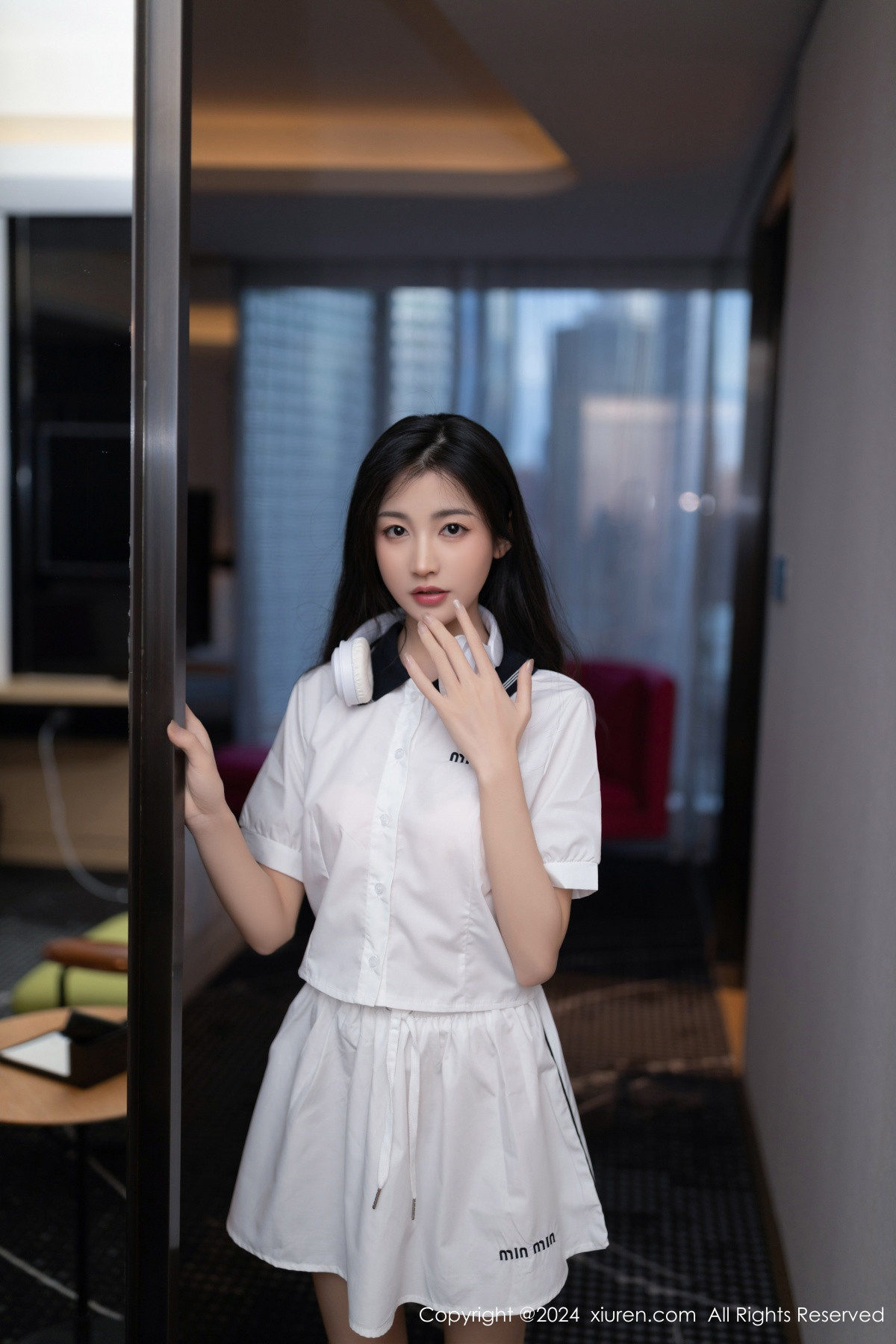 [XiuRen秀人网]No.8793_模特鱼尾fish性感白色短裙套装露粉色内衣秀曼妙身姿迷人写真80PXiuren秀人写真高清美女套图写真下载-看套图看套图