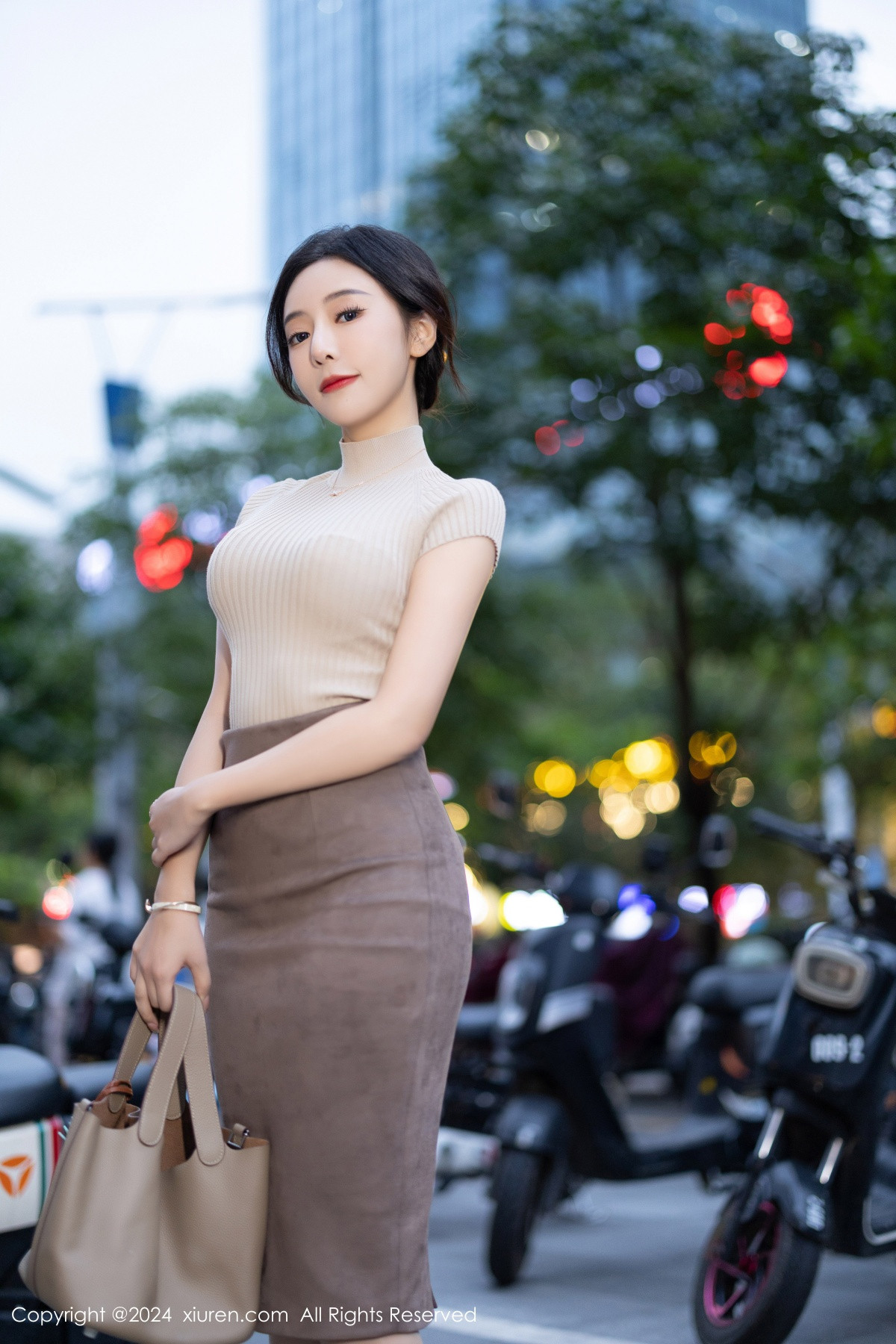 [XiuRen秀人网]No.8741_女神王馨瑶yanni浅色上衣配短裙露闪亮肉丝秀丰满身姿诱惑写真80PXiuren秀人写真高清美女套图写真下载-看套图看套图