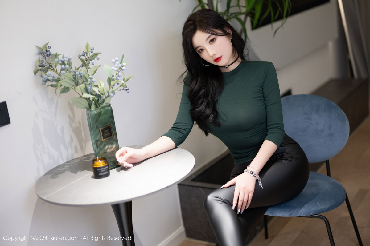 [XiuRen秀人网]No.8707_女神杨晨晨墨绿色上衣配黑皮长裤露性感内衣配超薄肉丝诱惑写真90PXiuren秀人写真高清美女套图写真下载-看套图看套图