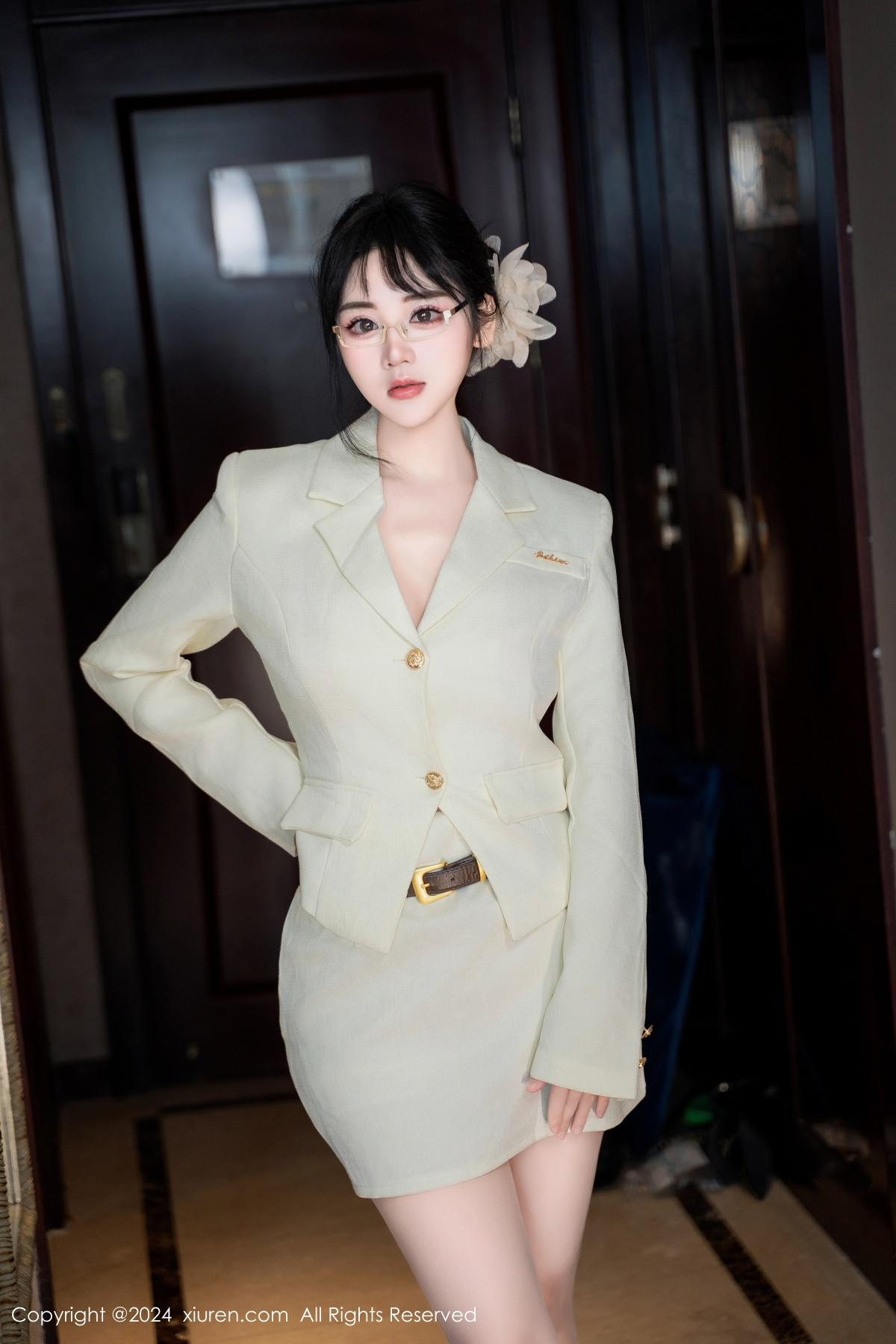 [XiuRen秀人网]No.8717_模特汐汐爱吃草莓性感OL白色职业装半脱秀惹火身材极致诱惑写真86PXiuren秀人写真高清美女套图写真下载-看套图看套图