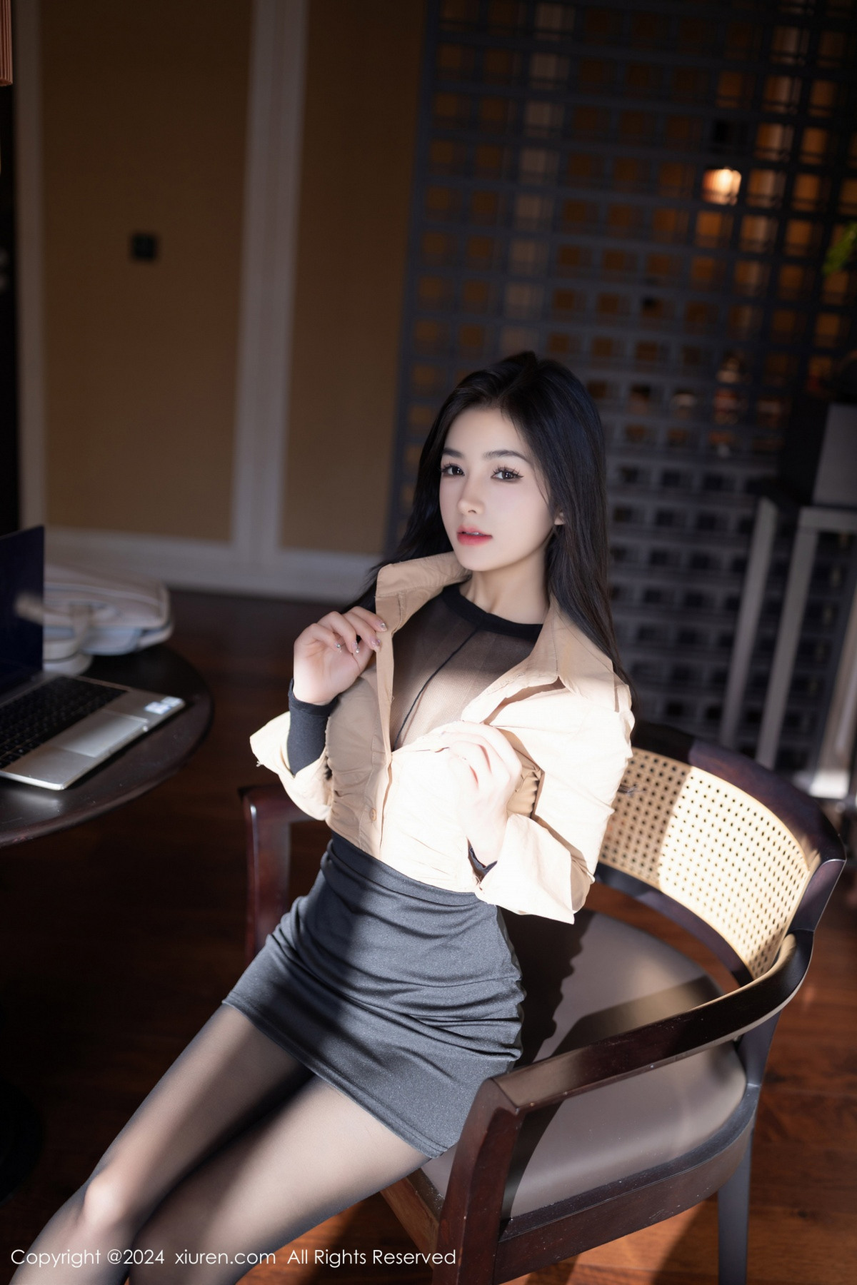 [XiuRen秀人网]No.8835_模特谭小灵性感OL服饰露超薄连体黑丝秀丰腴惹火身材诱惑写真80PXiuren秀人写真高清美女套图写真下载-看套图看套图