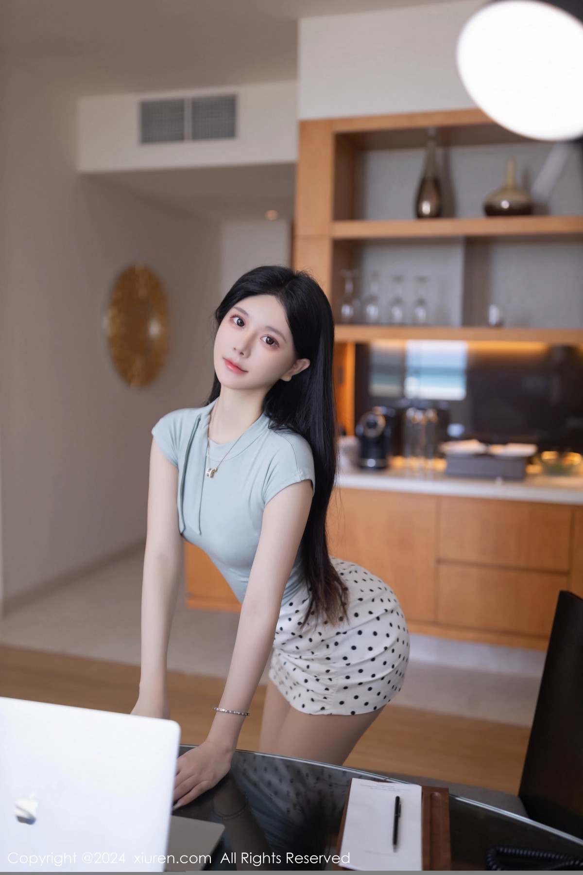 [XiuRen秀人网]No.8774_模特幼幼性感淡蓝色上衣配白色短裙露超薄肉丝秀美腿诱惑写真80PXiuren秀人写真高清美女套图写真下载-看套图看套图