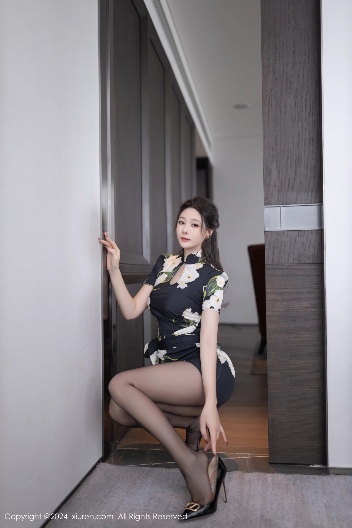 [XiuRen秀人网]No.8768_模特小逗逗性感花色图案连衣短裙配超薄黑丝秀曼妙身姿诱惑写真80PXiuren秀人写真高清美女套图写真下载-看套图看套图