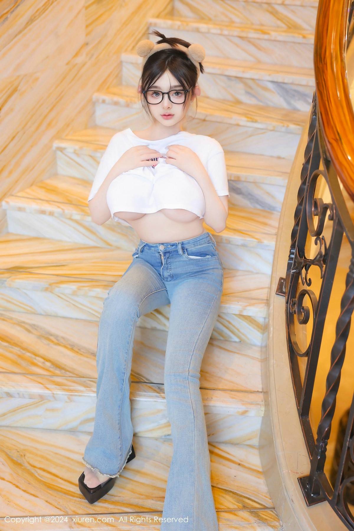 [XiuRen秀人网]No.8809_模特娜娜子yy性感白T配牛仔裤露超薄肉丝秀丰满身材惹火诱惑写真80PXiuren秀人写真高清美女套图写真下载-看套图看套图