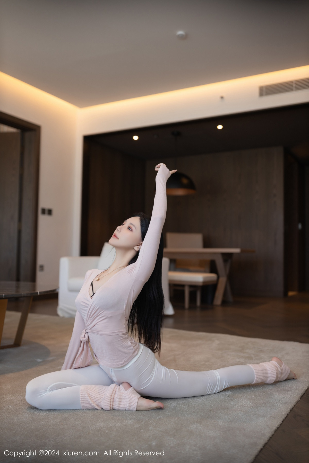 [XiuRen秀人网]No.8705_模特幼幼性感浅粉色瑜伽服配露臀白长裤紧身秀完美身材诱惑写真81PXiuren秀人写真高清美女套图写真下载-看套图看套图