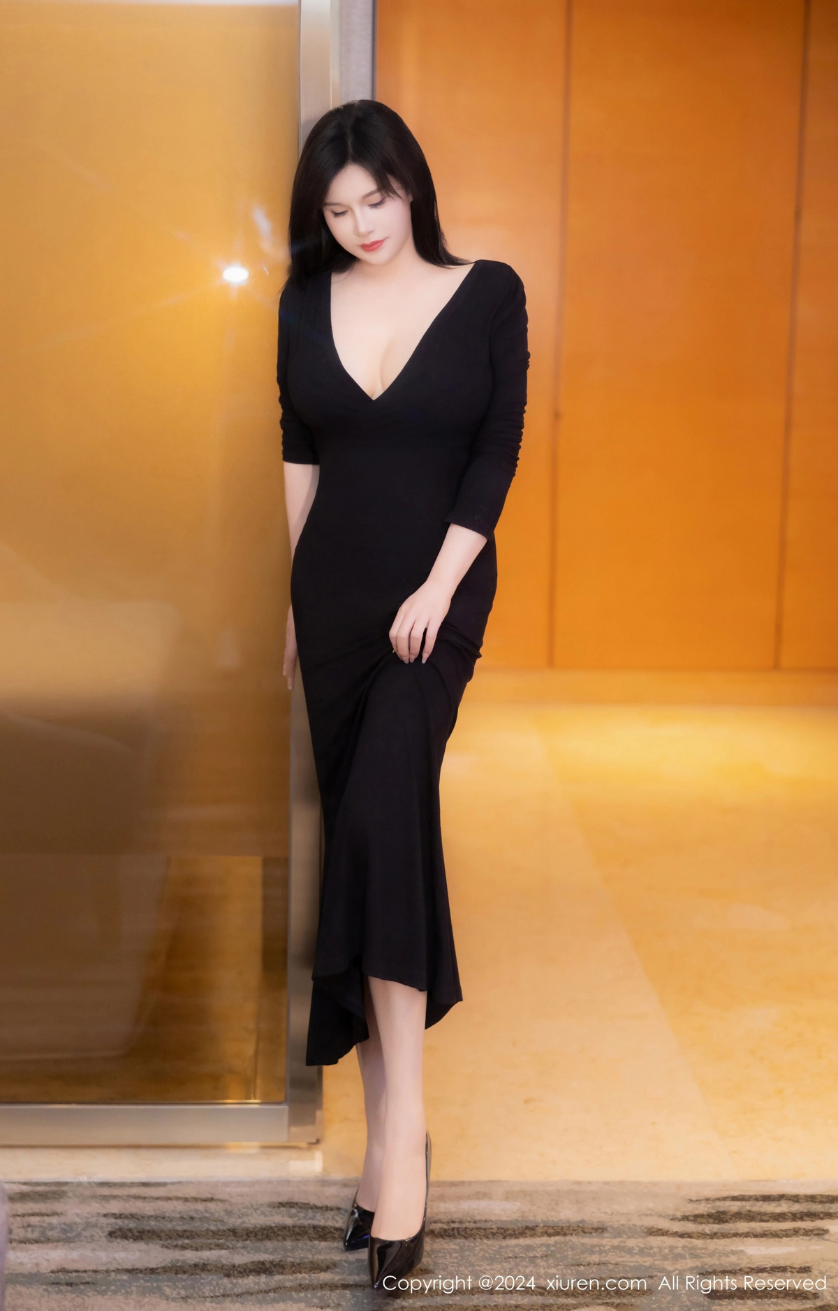 [XiuRen秀人网]No.8787_新人模特水水姐性感黑色连衣裙配开档黑丝秀翘臀美腿诱惑写真78PXiuren秀人写真高清美女套图写真下载-看套图看套图