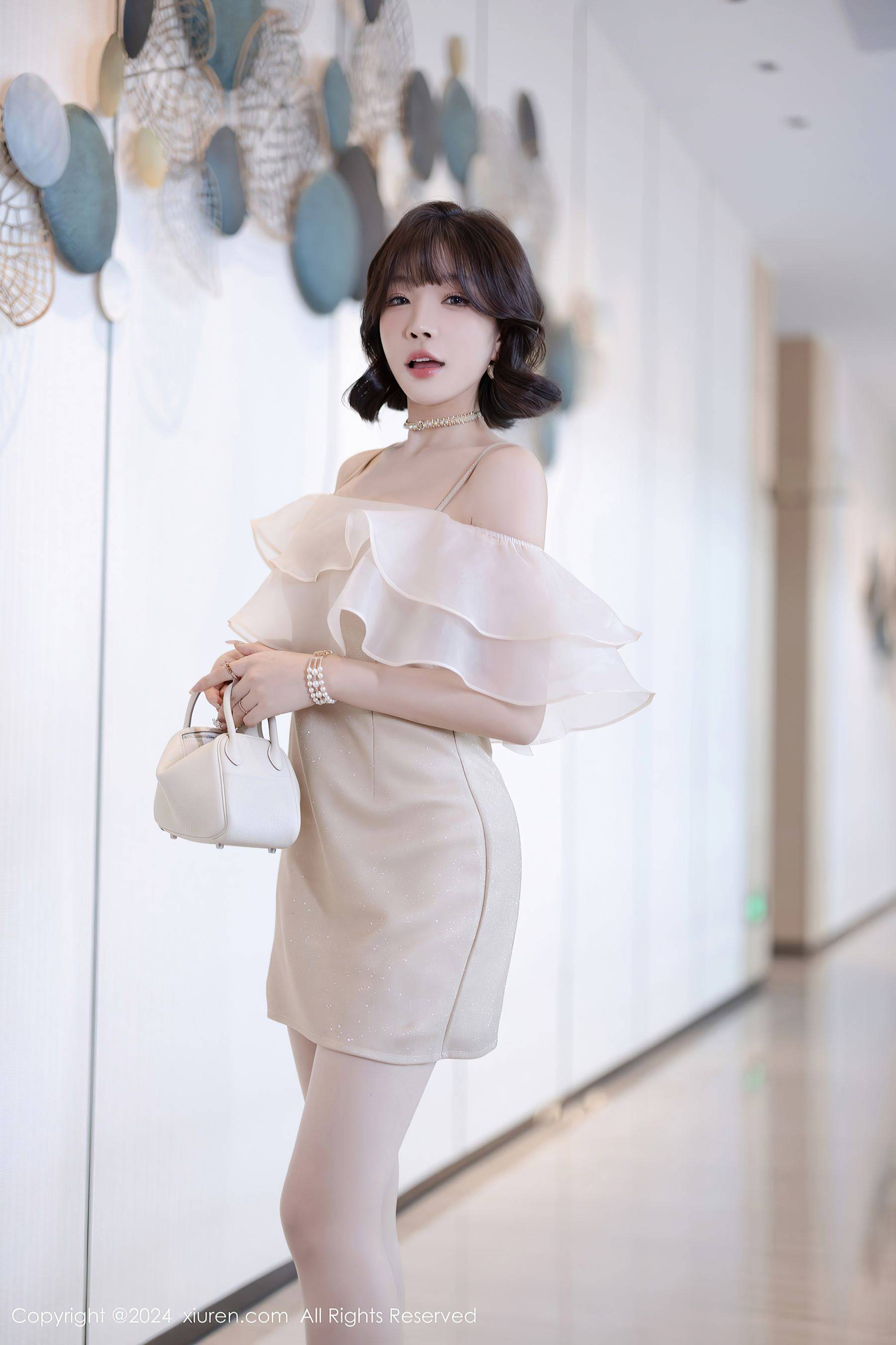 [XiuRen秀人网] No.8917 徐莉芝Booty 丝袜美腿Xiuren秀人写真高清美女套图写真下载-看套图看套图