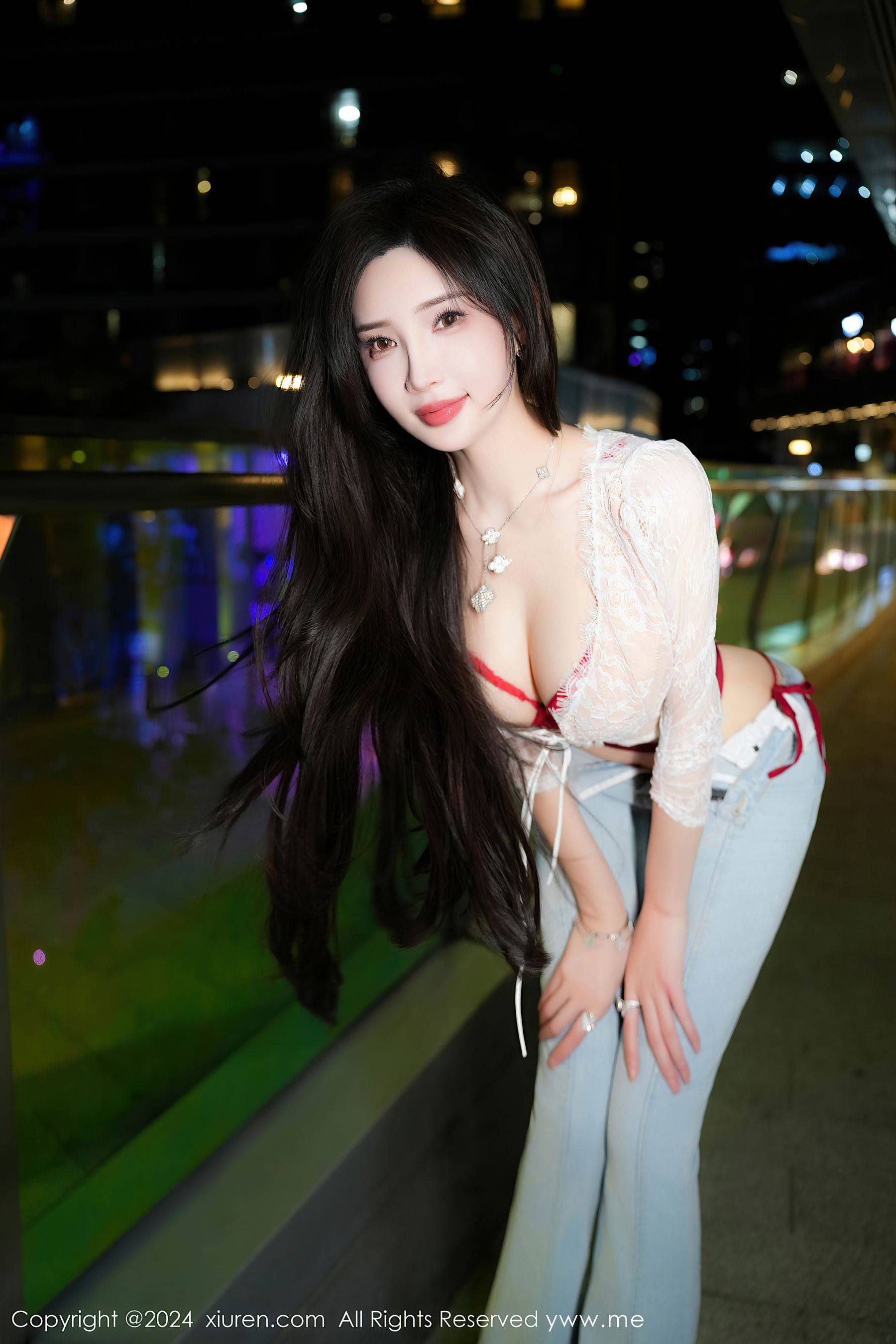 [XiuRen秀人网] No.8846 Carol周妍希X 牛仔裤美腿Xiuren秀人写真高清美女套图写真下载-看套图看套图