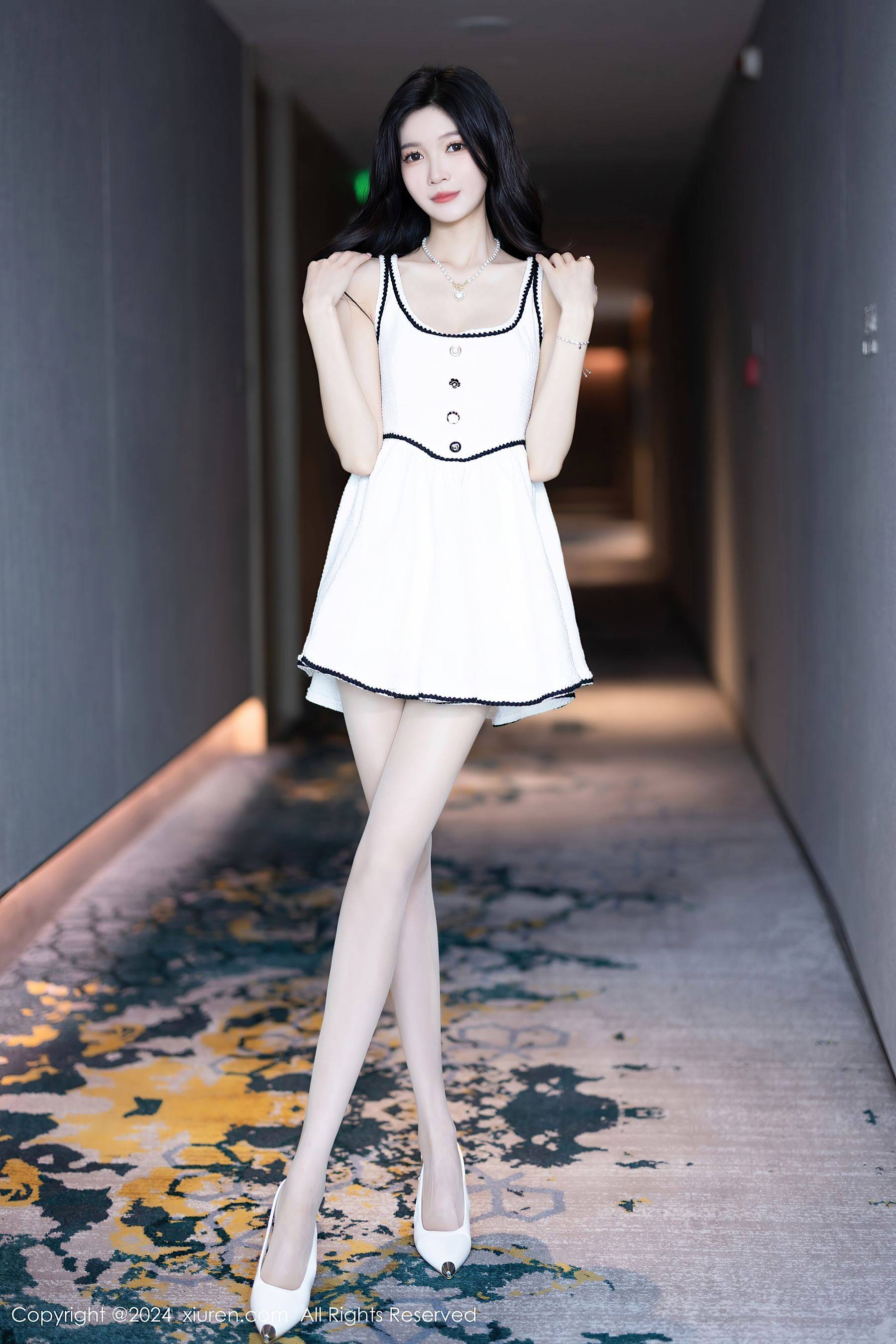 [XiuRen秀人网] No.8861 程程程- 丝袜美腿Xiuren秀人写真高清美女套图写真下载-看套图看套图