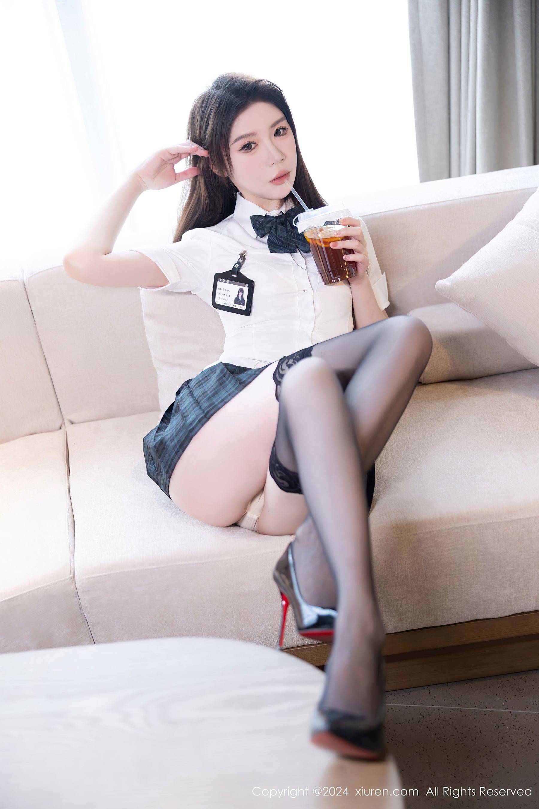 [XiuRen秀人网] No.9074 梦心玥 黑丝美腿Xiuren秀人写真高清美女套图写真下载-看套图看套图