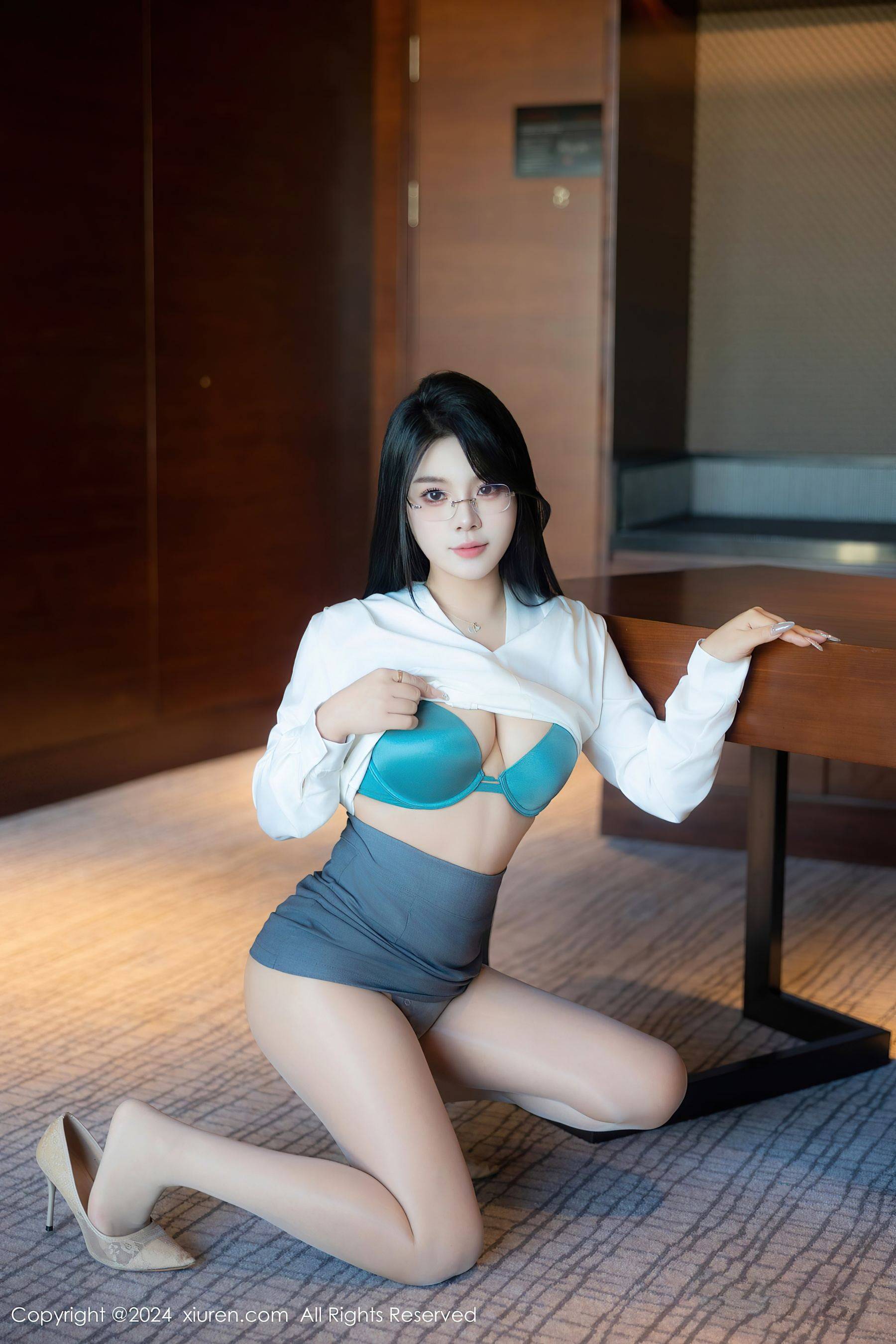 [XiuRen秀人网] No.8989 麦田 丝袜美腿Xiuren秀人写真高清美女套图写真下载-看套图看套图