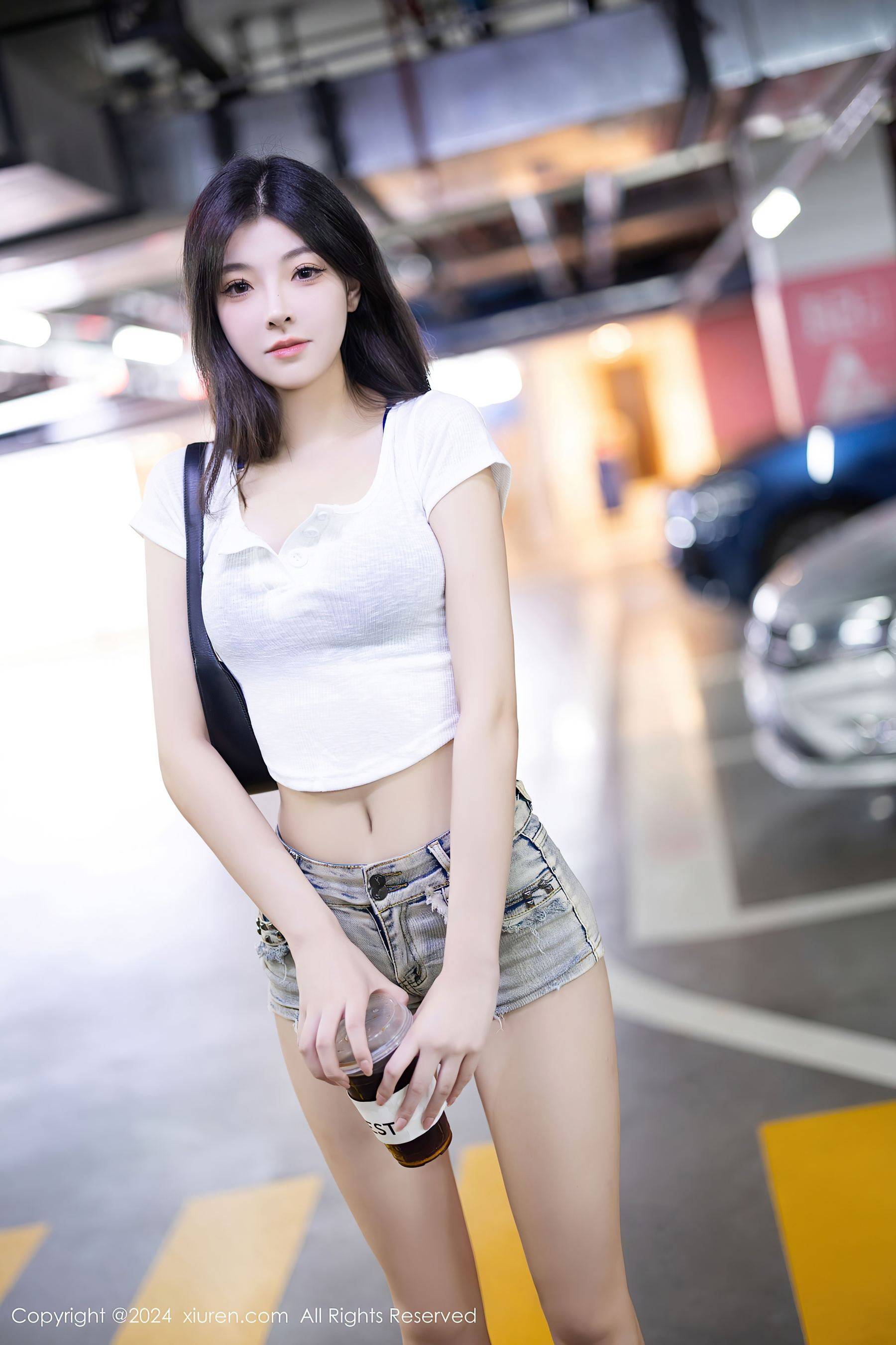 [XiuRen秀人网] No.9141 初梦瑶 丝袜美腿Xiuren秀人写真高清美女套图写真下载-看套图看套图