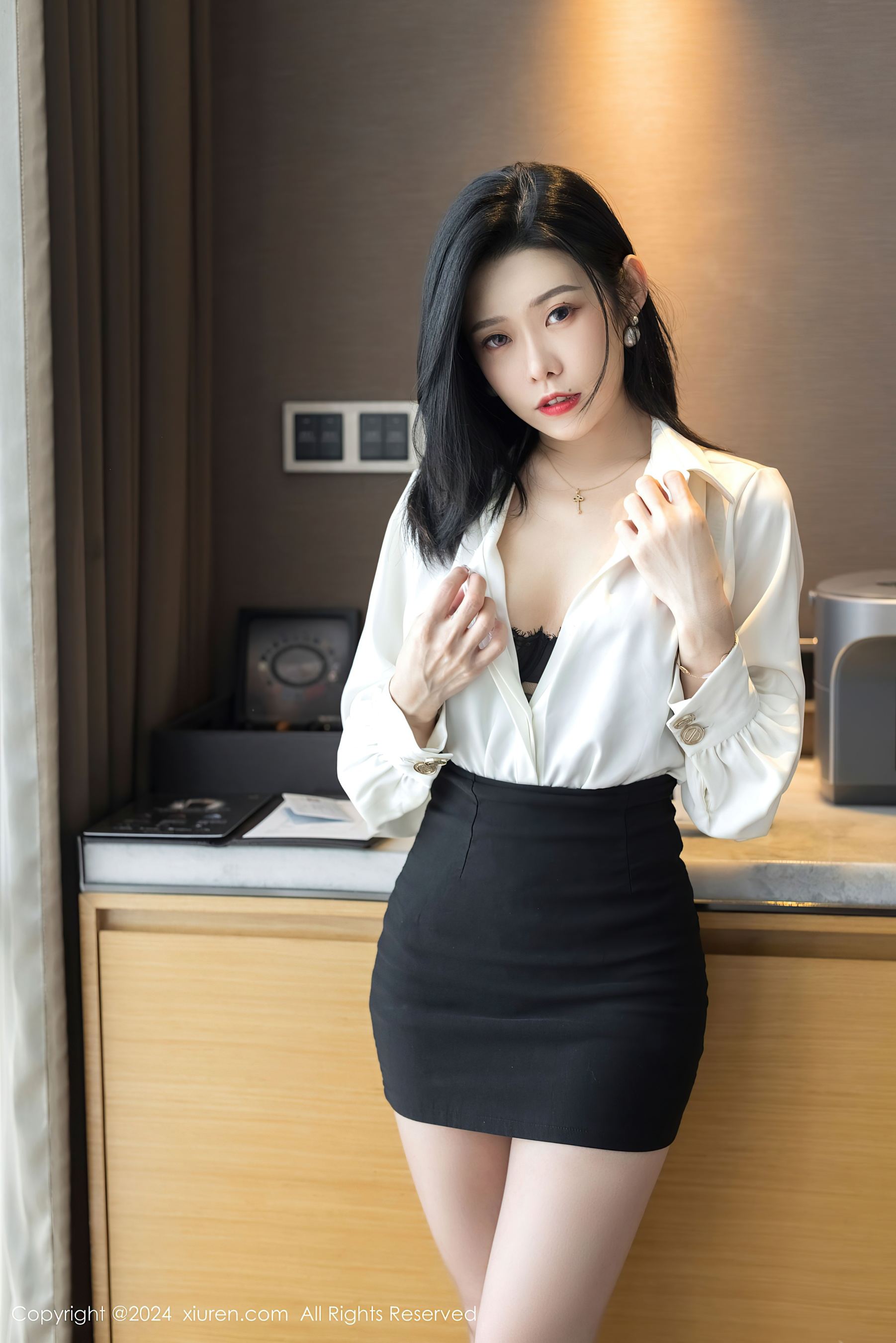 [XiuRen秀人网] No.9329 luvian本能 黑丝美腿Xiuren秀人写真高清美女套图写真下载-看套图看套图