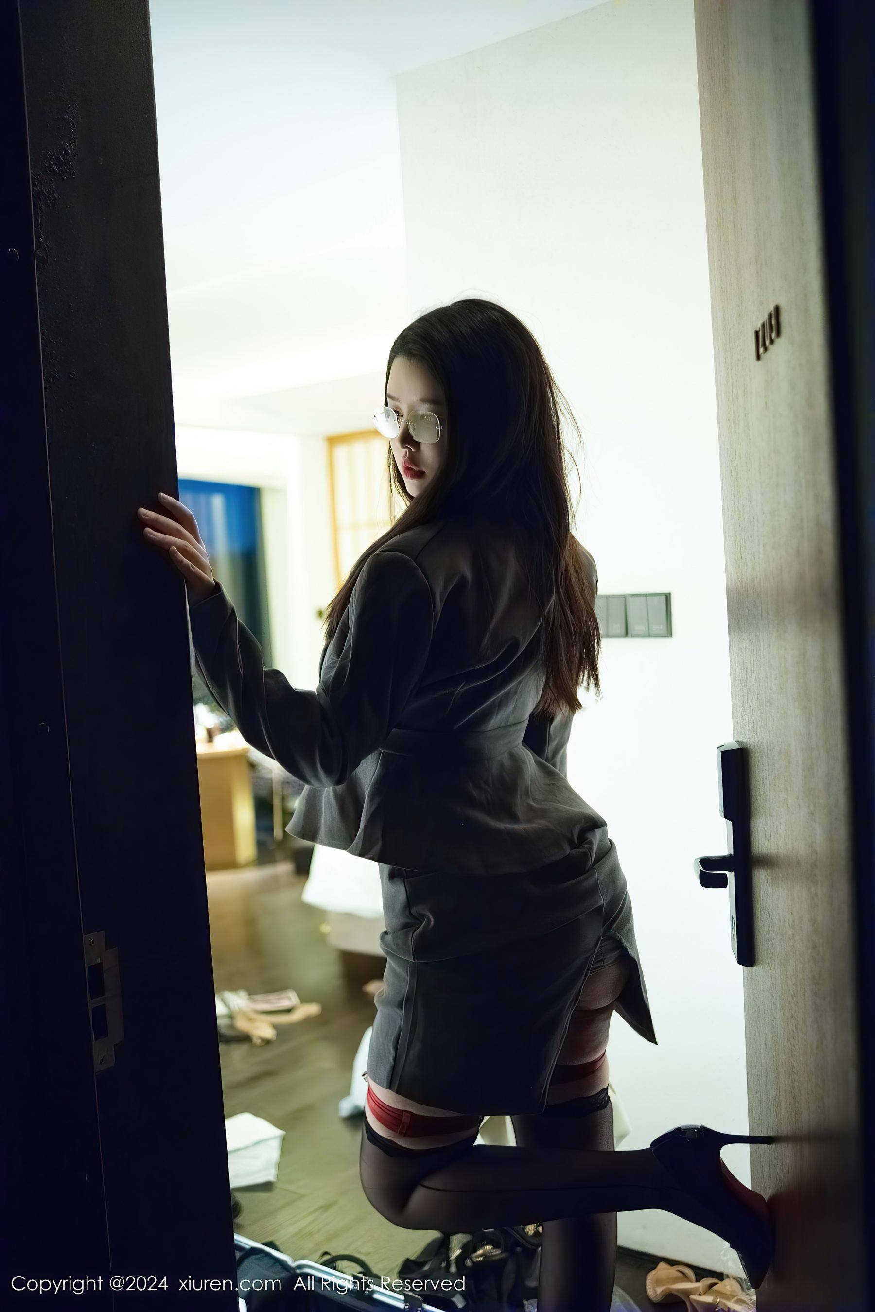 [XiuRen秀人网] No.9287 樱桃小犊子 黑丝美臀Xiuren秀人写真高清美女套图写真下载-看套图看套图