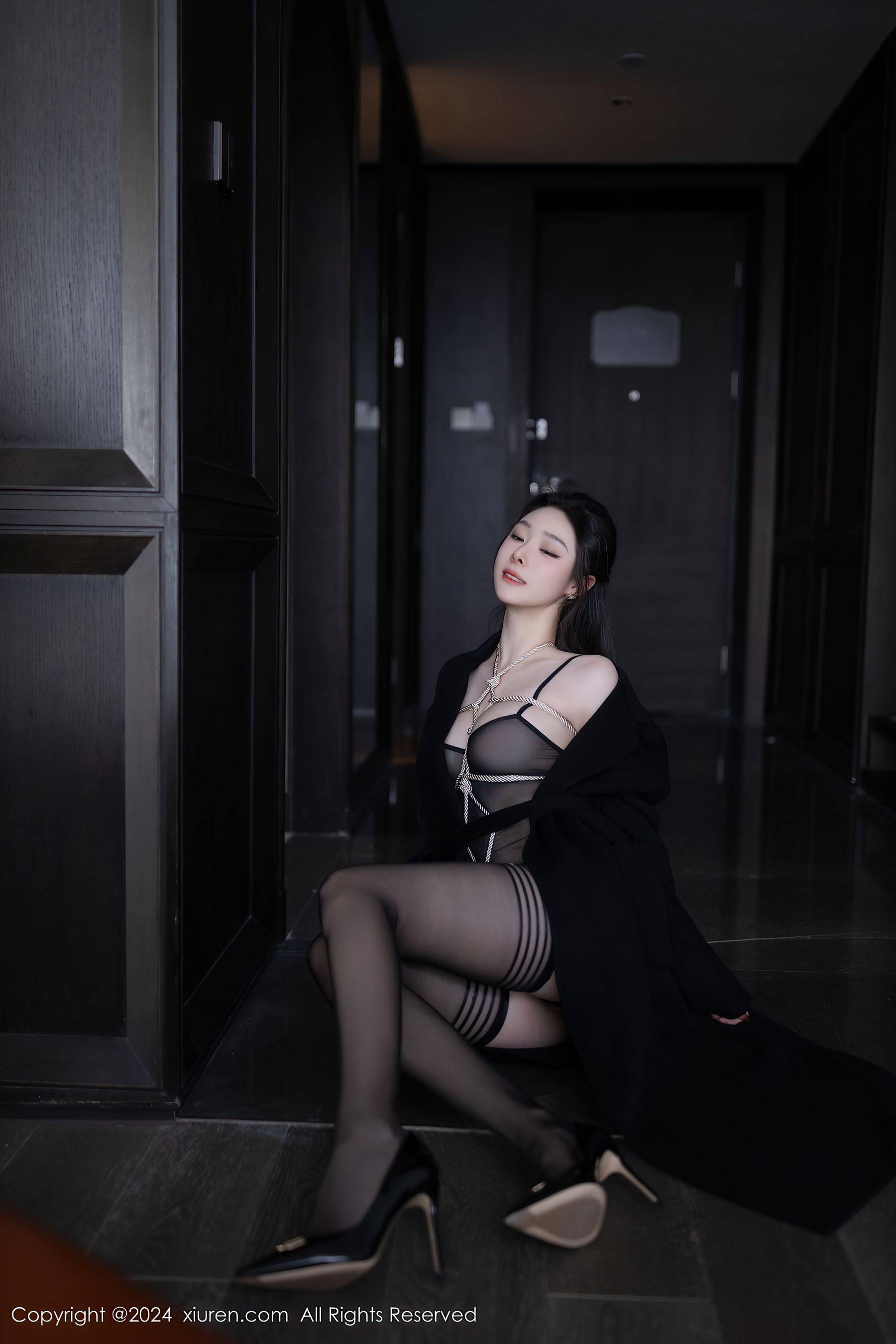 [XiuRen秀人网] No.8552 小逗逗 黑丝美腿Xiuren秀人写真高清美女套图写真下载-看套图看套图