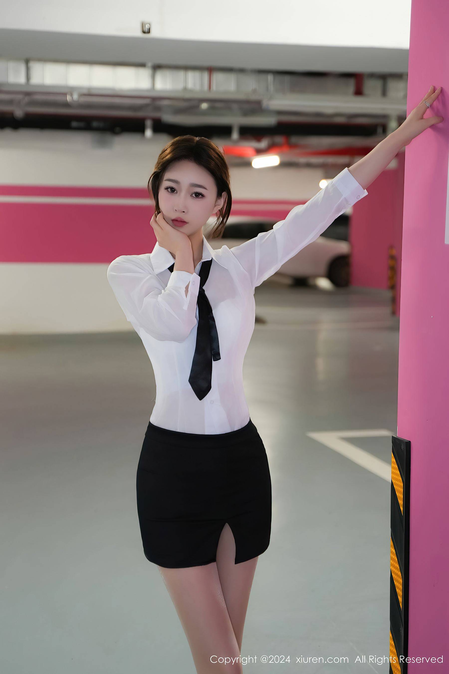 [XiuRen秀人网] No.8613 软糖爱喝奶 丝袜美腿Xiuren秀人写真高清美女套图写真下载-看套图看套图