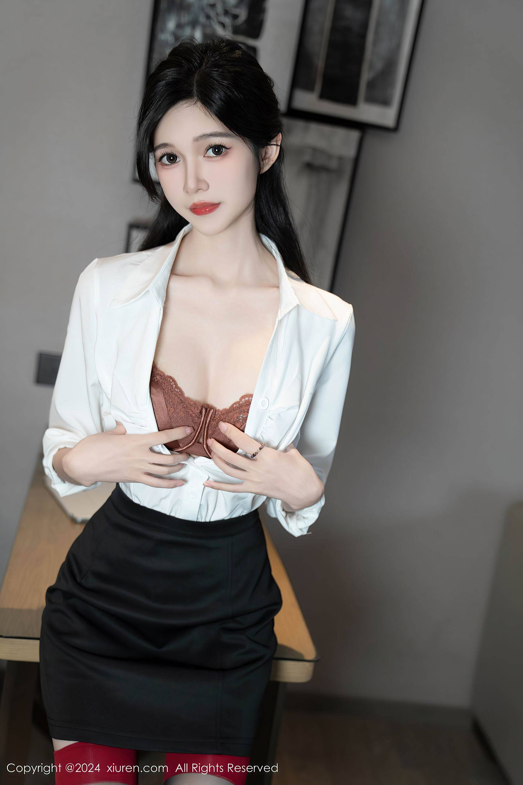 [XiuRen秀人网] No.8697 程程程- 黑丝美腿Xiuren秀人写真高清美女套图写真下载-看套图看套图