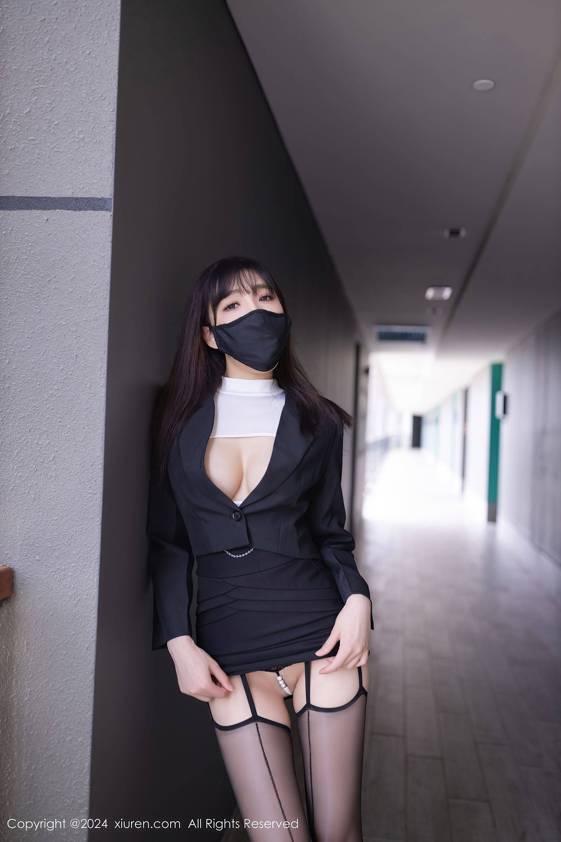 [XiuRen秀人网] No.8627 陆萱萱 黑丝美腿Xiuren秀人写真高清美女套图写真下载-看套图看套图