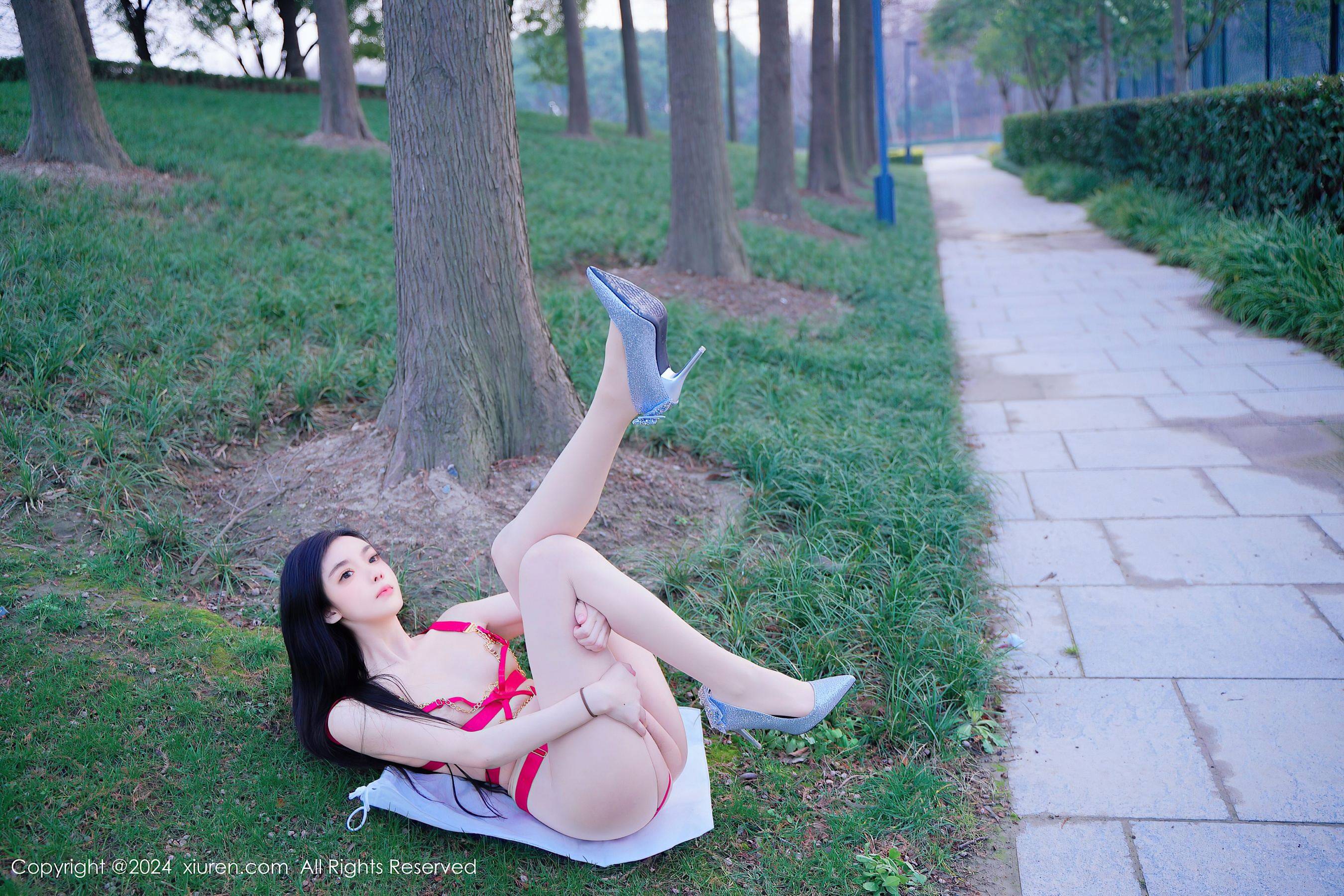 [XiuRen秀人网] No.8489 龙雪儿 丝袜美腿Xiuren秀人写真高清美女套图写真下载-看套图看套图