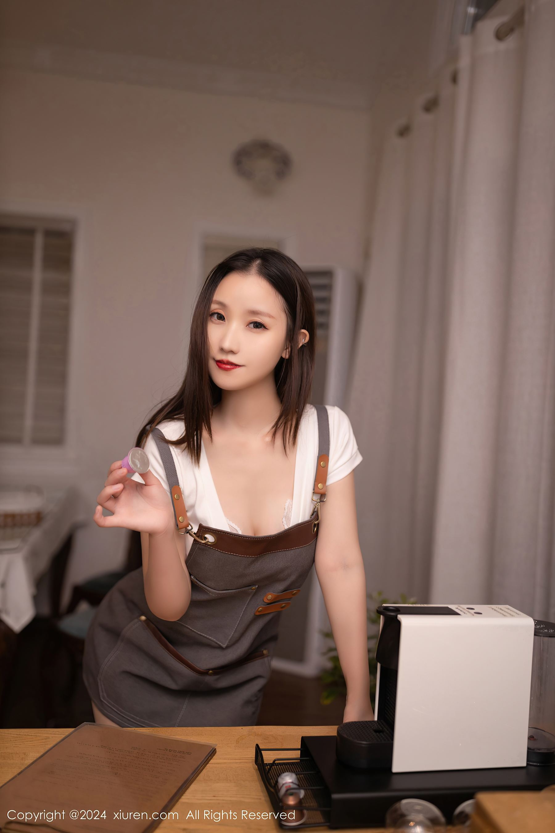 [XiuRen秀人网] No.9335 杏子Yada 丝袜美腿Xiuren秀人写真高清美女套图写真下载-看套图看套图