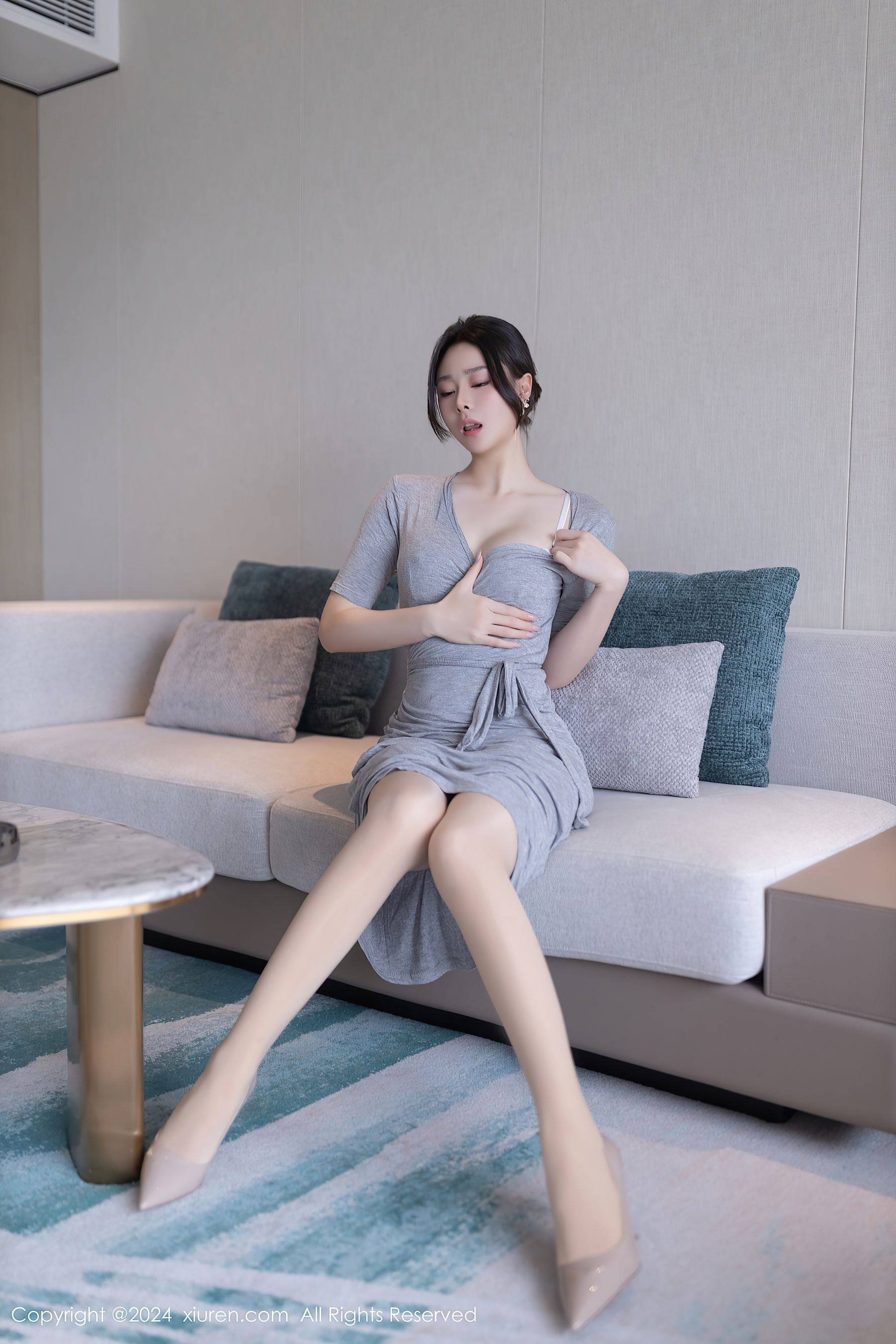 [XiuRen秀人网] No.8699 小逗逗 丝袜美腿Xiuren秀人写真高清美女套图写真下载-看套图看套图