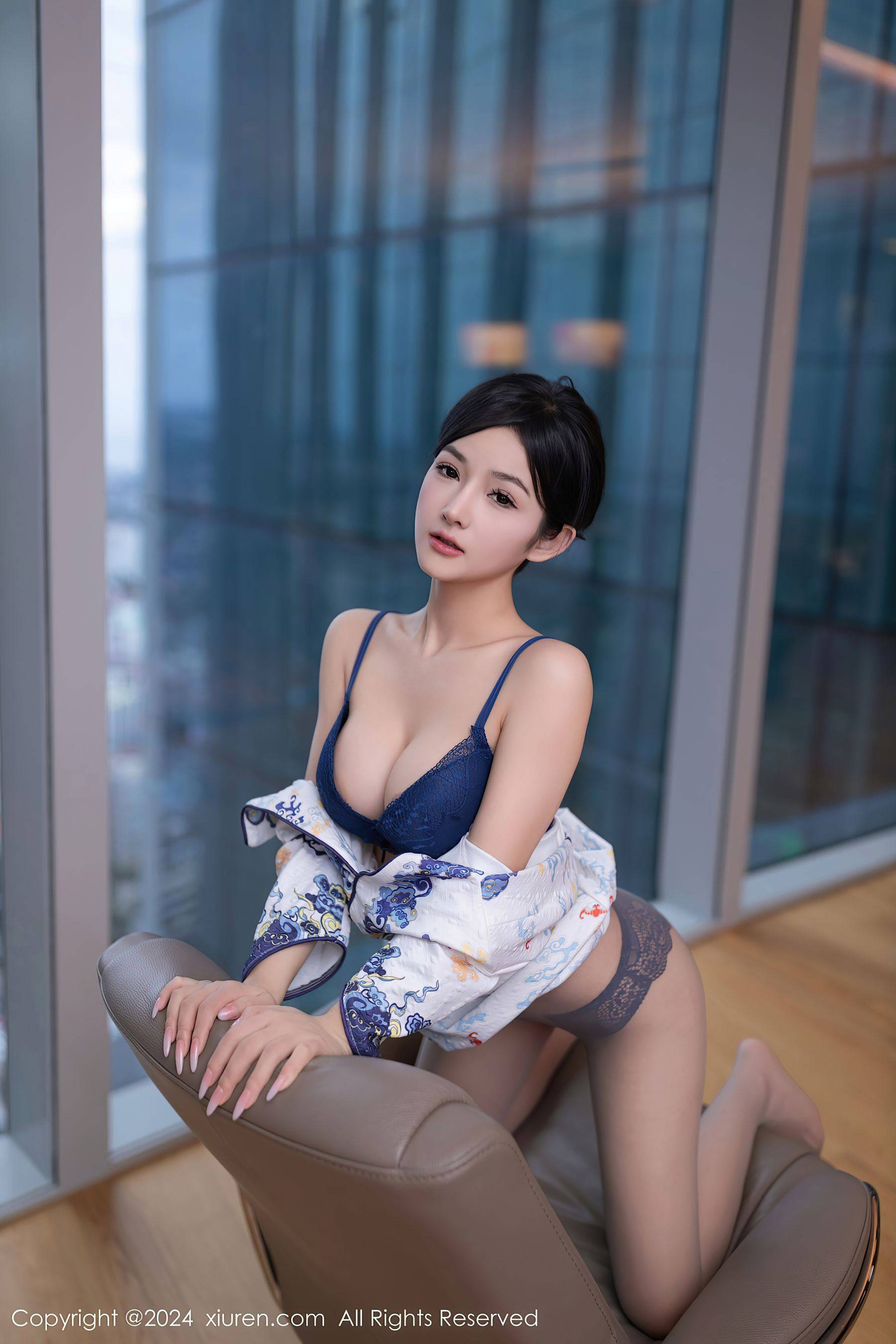 [XiuRen秀人网] No.7933 谭小灵 制服美腿Xiuren秀人写真高清美女套图写真下载-看套图看套图