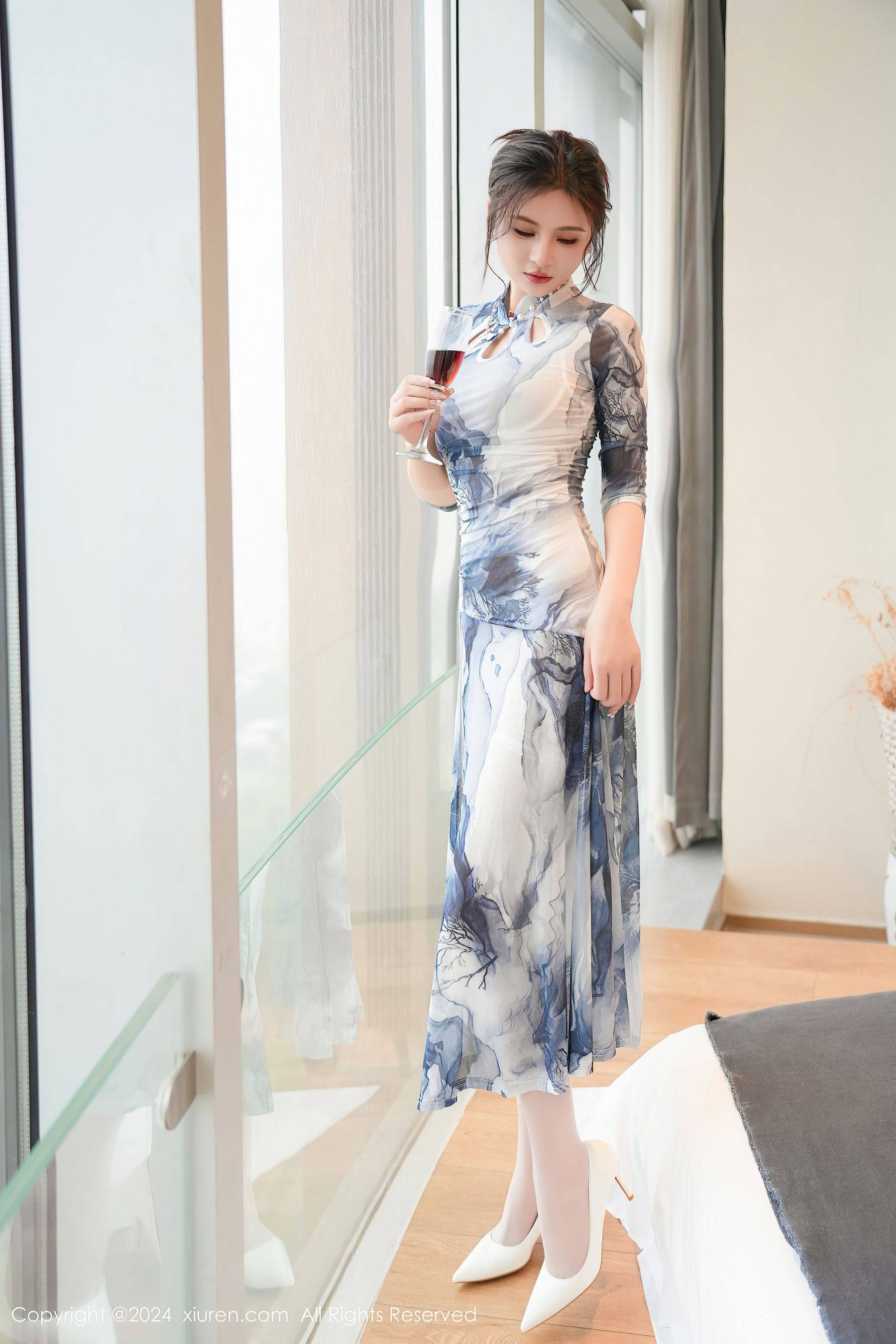 [XiuRen秀人网] No.8587 Emily尹菲 美腿丝袜Xiuren秀人写真高清美女套图写真下载-看套图看套图